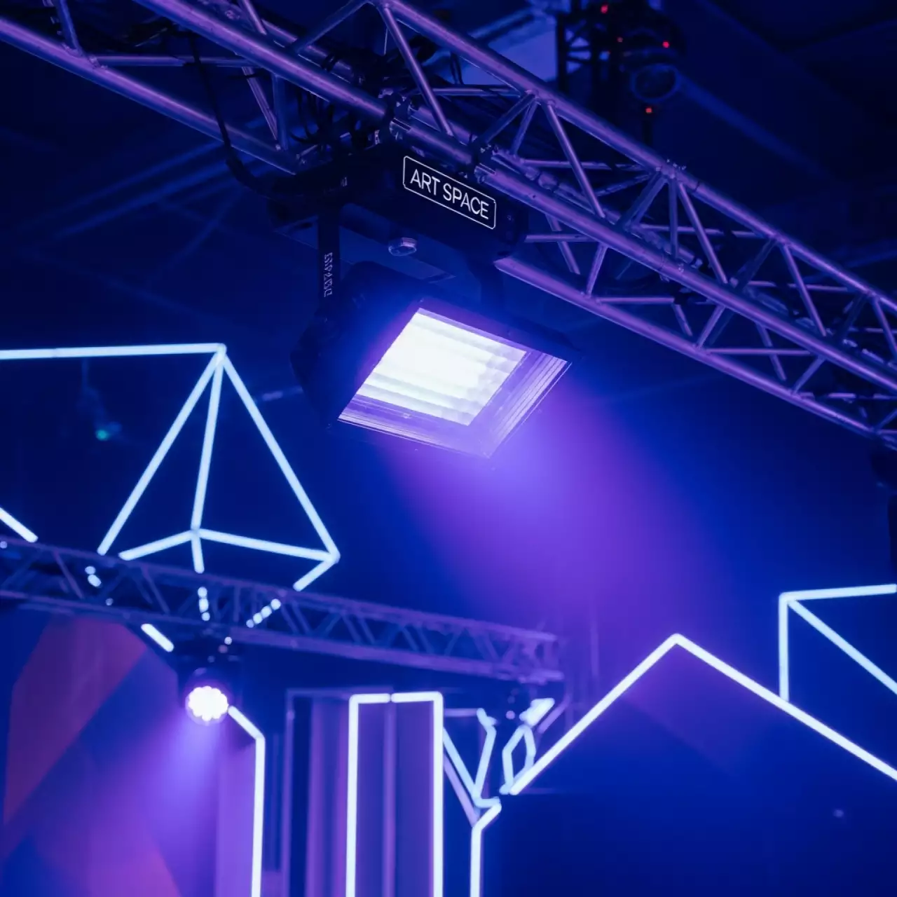 Аренда Прожектор ультрафиолетовый UV 400 в Golden Tulip Rosa Khutor — ART SPACE