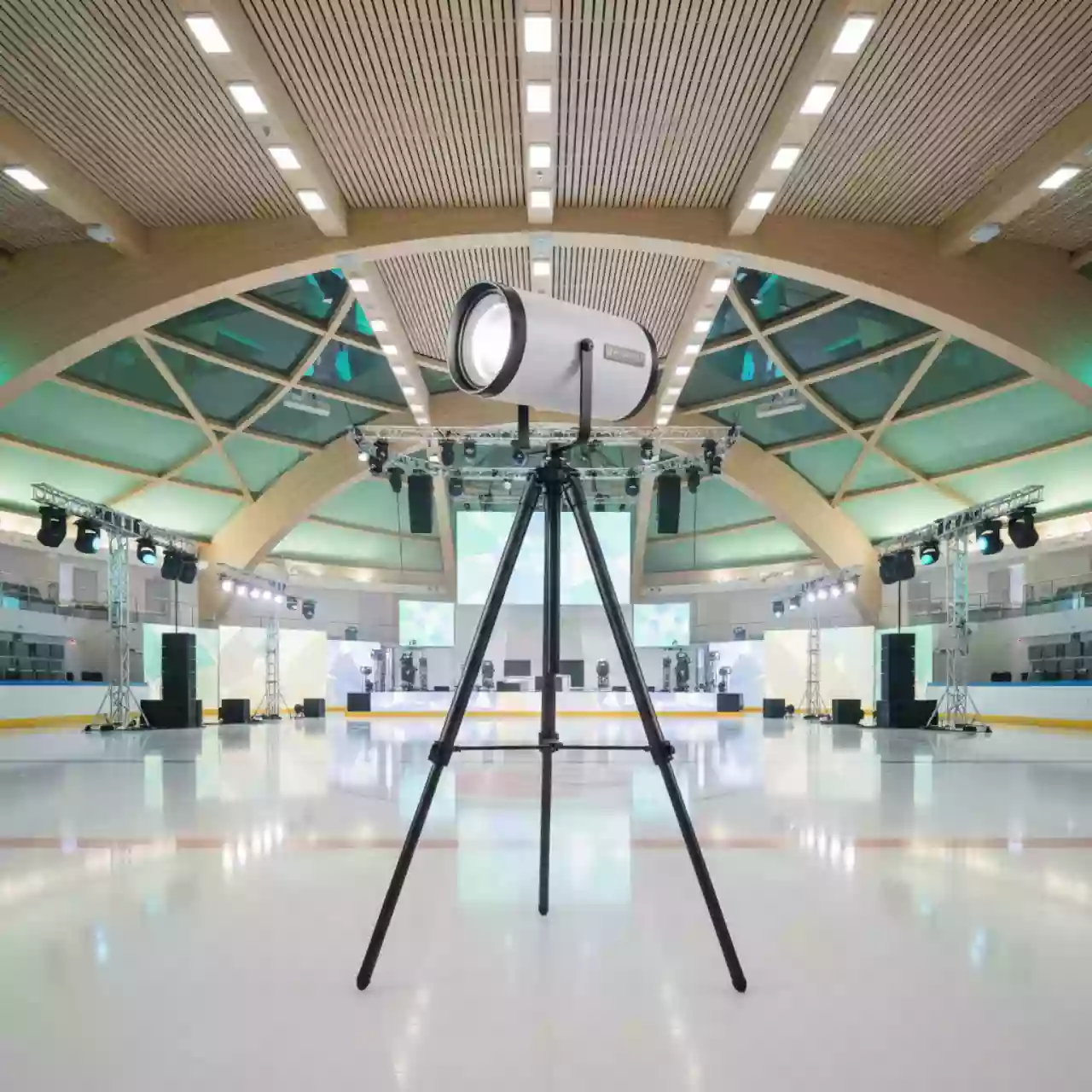 Аренда прожектор яркий бесшумный в ледовом дворце «Большой» — ART SPACE