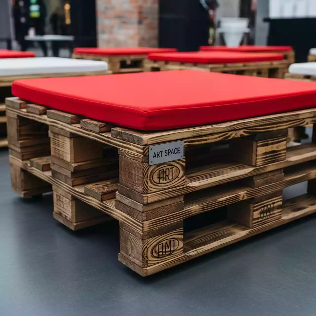 Аренда Пуф из обожженных поддонов с красной подушкой в ресторане «Магеллан» — ART SPACE