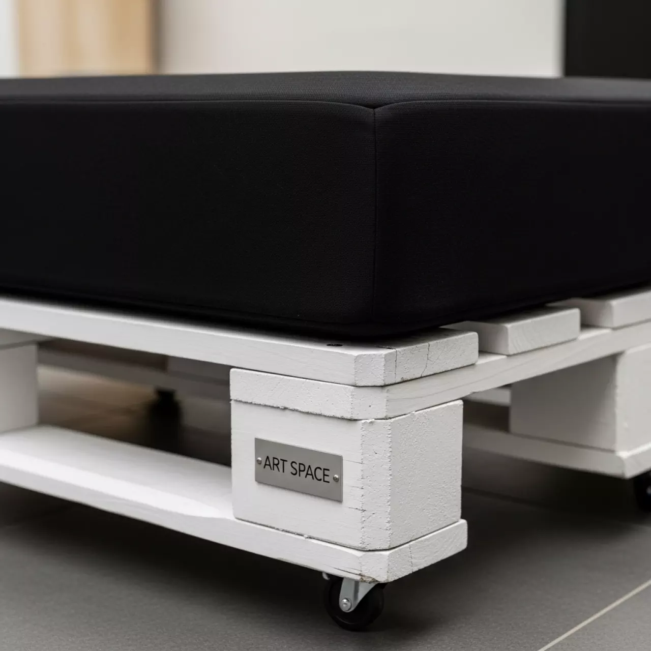 Аренда Пуф из поддонов белый с черной подушкой в Зале органной и камерной музыки — ART SPACE