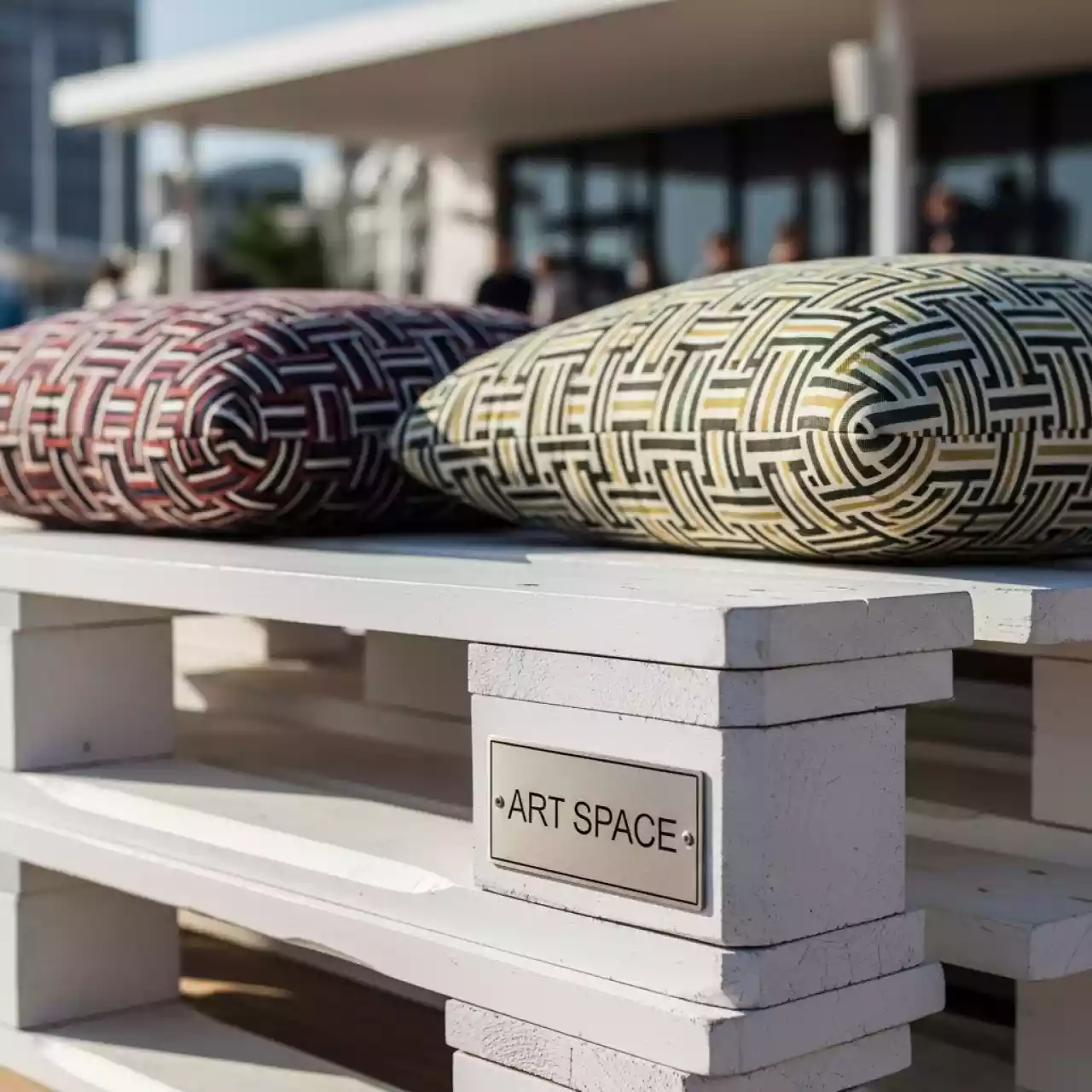 Аренда Пуф из поддонов белый в пляжном клубе Del Mar — ART SPACE