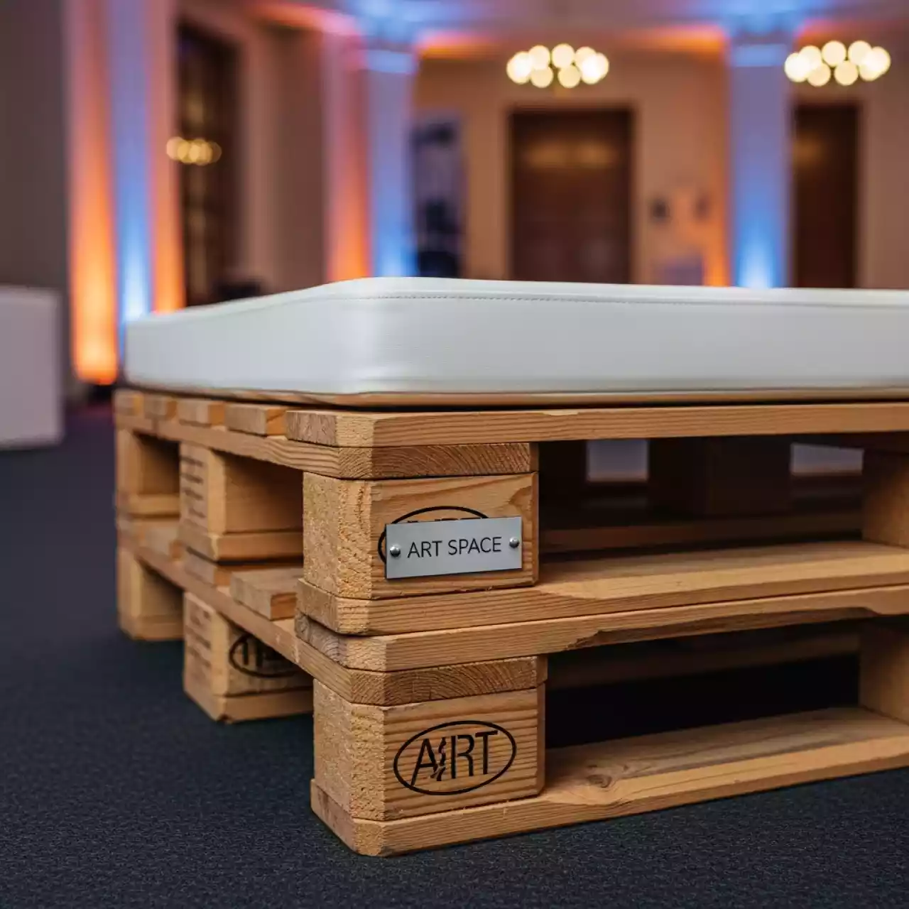 Аренда Пуф из поддонов деревянный с белой подушкой на Сочи Автодроме — ART SPACE