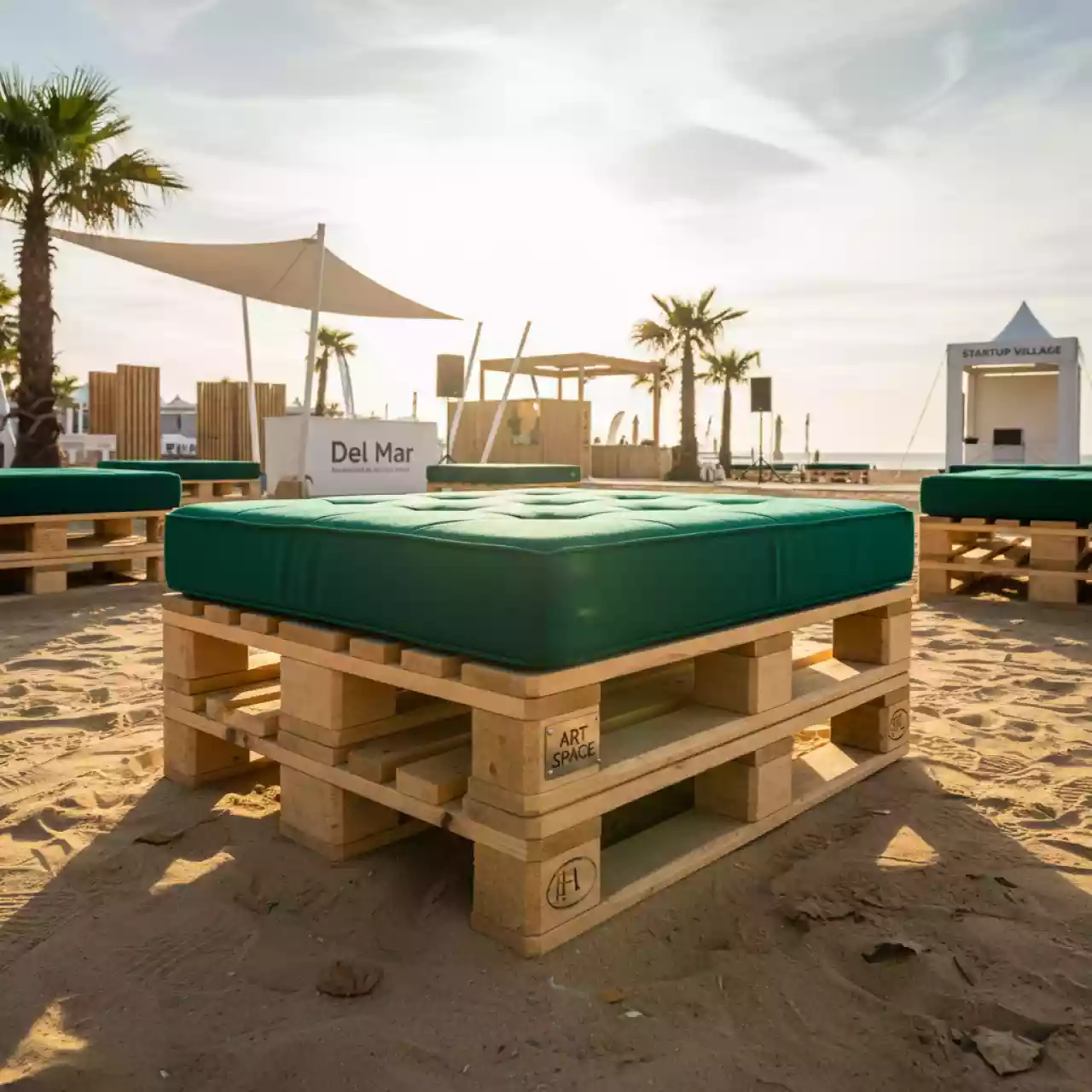Аренда Пуф из поддонов деревянный с зеленой подушкой в пляжном клубе Del Mar — ART SPACE