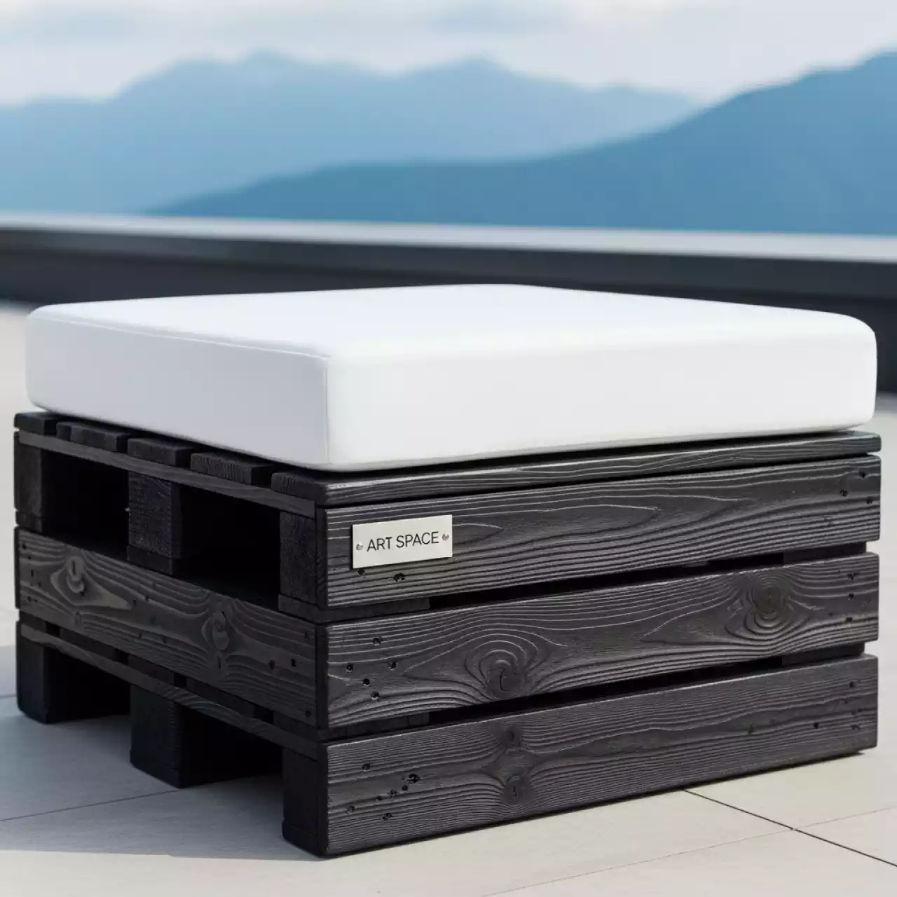 Аренда Пуф из поддонов обожженное дерево с белой подушкой в Skypark Sochi — ART SPACE