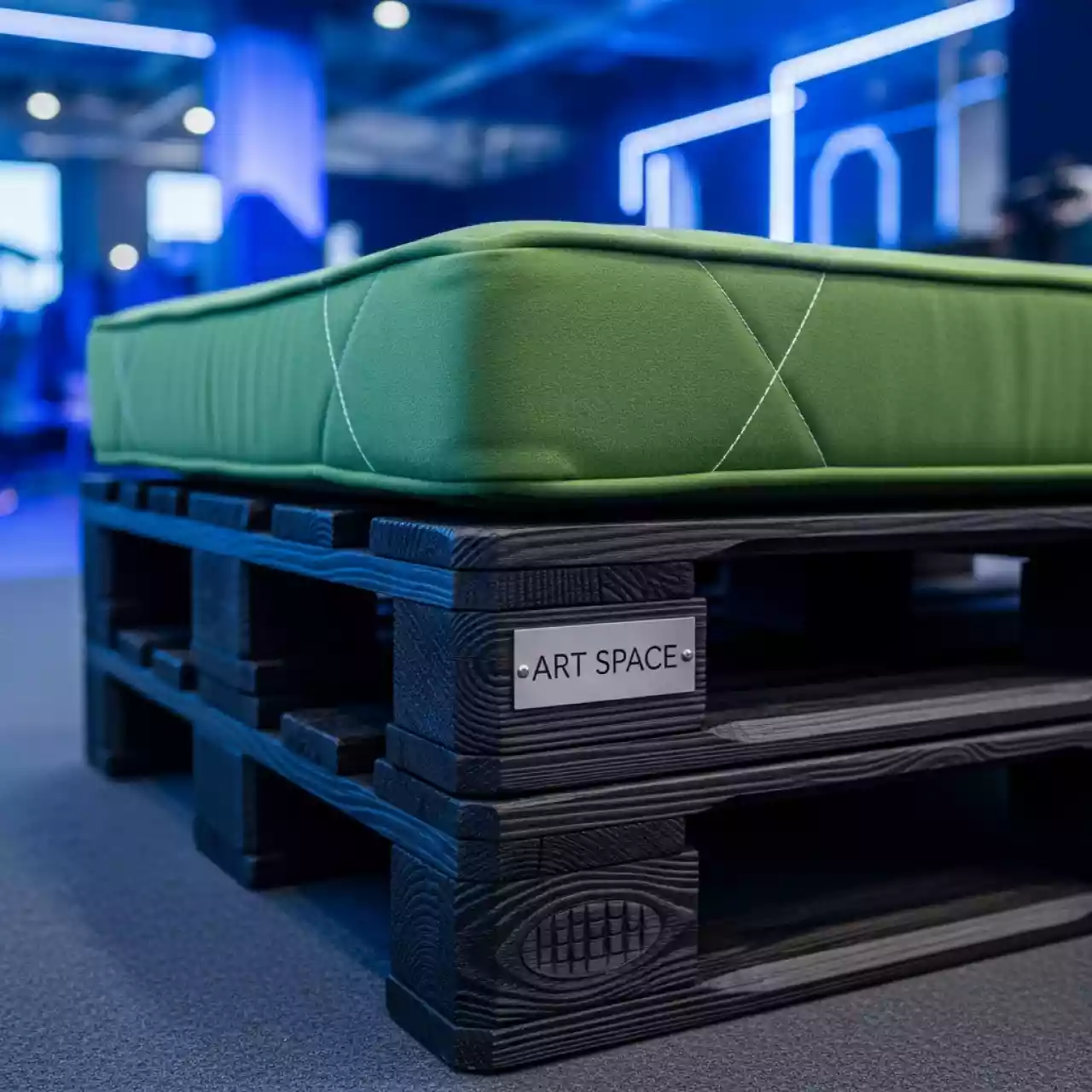 Аренда Пуф из поддонов обожженное дерево с зеленой подушкой в банкетном зале «Дельфин» — ART SPACE