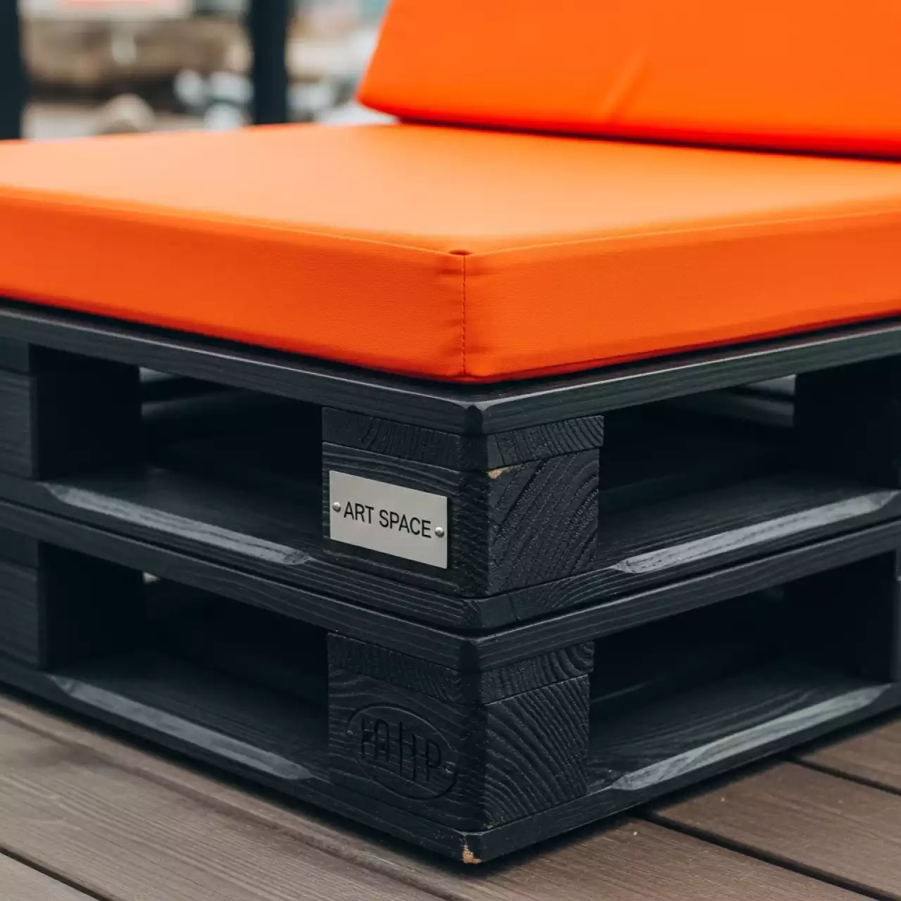 Аренда Пуф из поддонов обожженный с оранжевой подушкой на пляжных клубах Хосты — ART SPACE