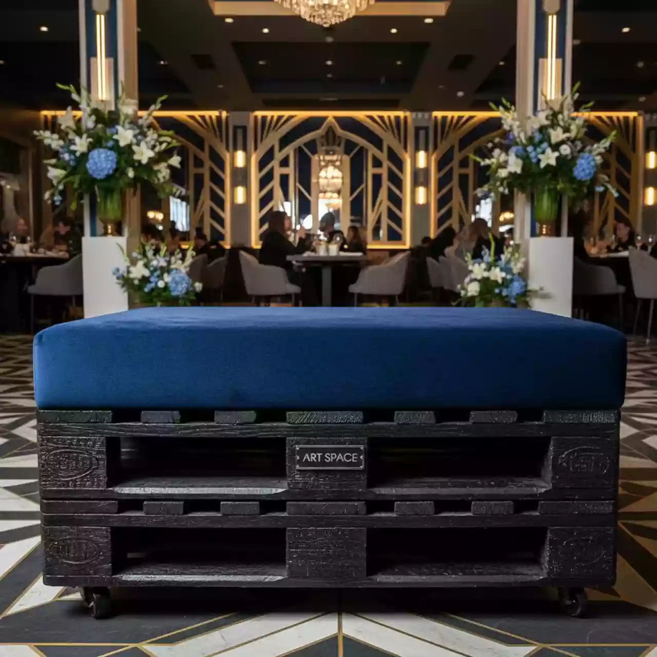 Аренда Пуф из поддонов обожженный с синей подушкой в ресторане «Плакучая Ива» — ART SPACE