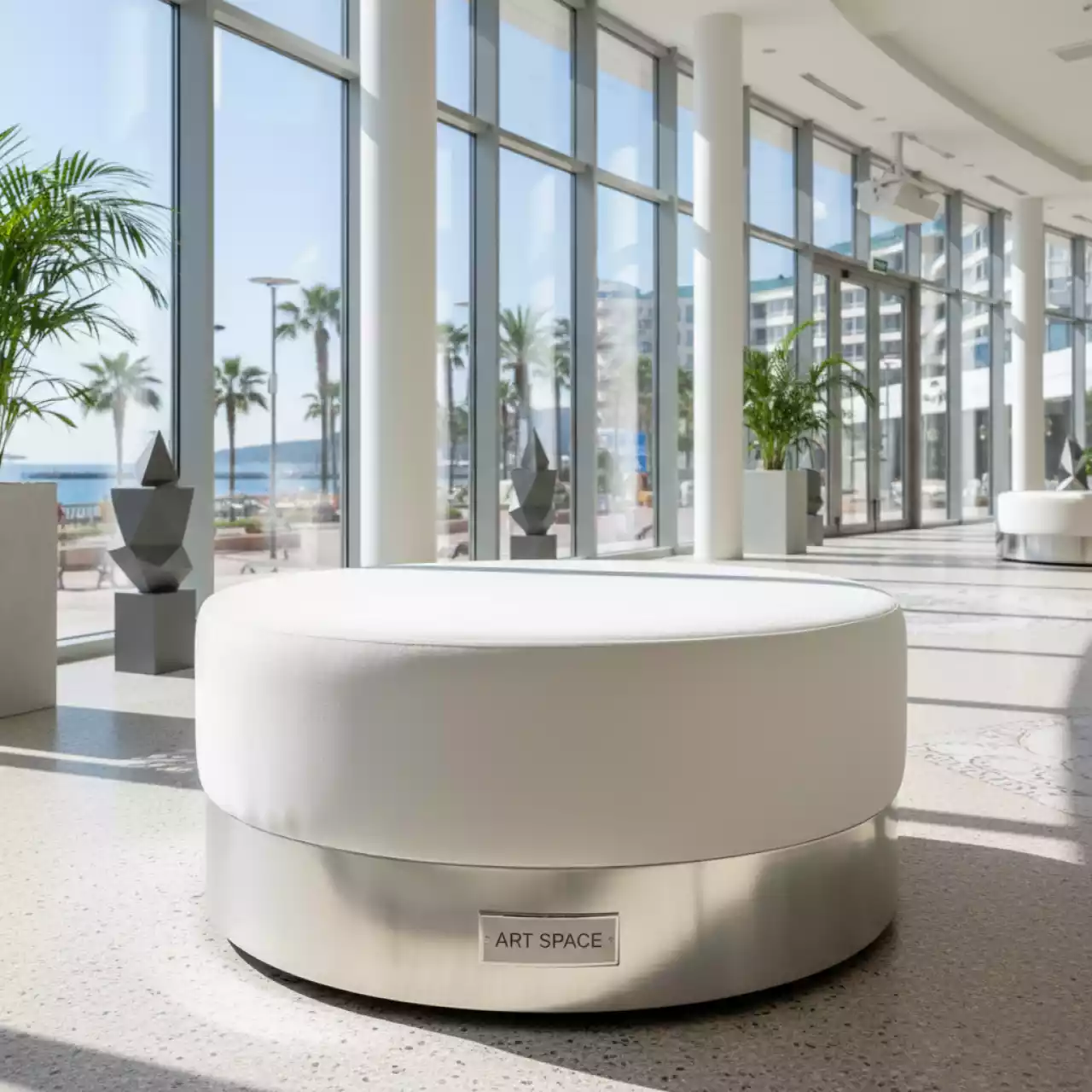 Аренда Пуф круг серебряный молочный бархат на Имеретинской набережной — ART SPACE