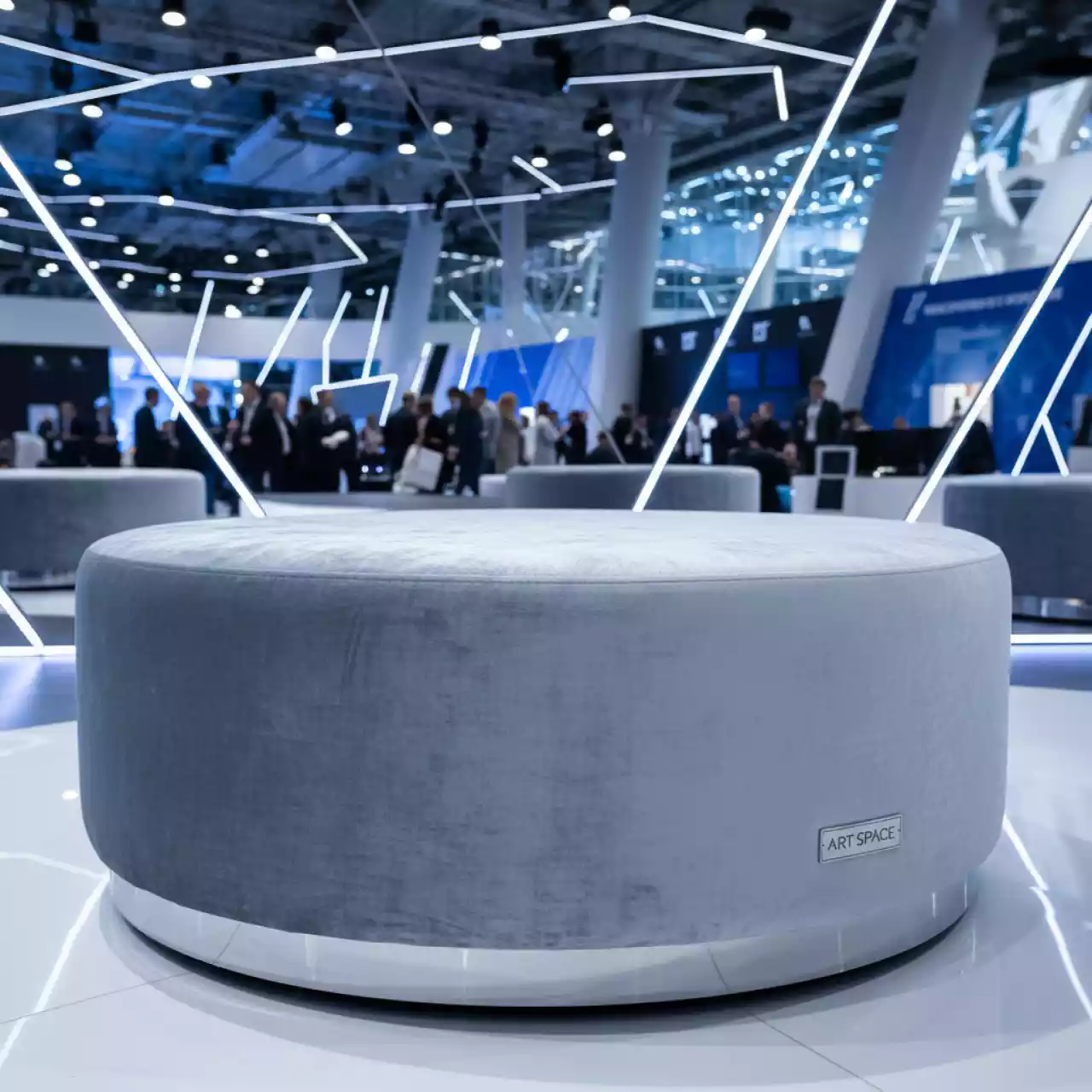 Аренда Пуф круг серебряный серо голубой бархат в Delta Sirius — ART SPACE