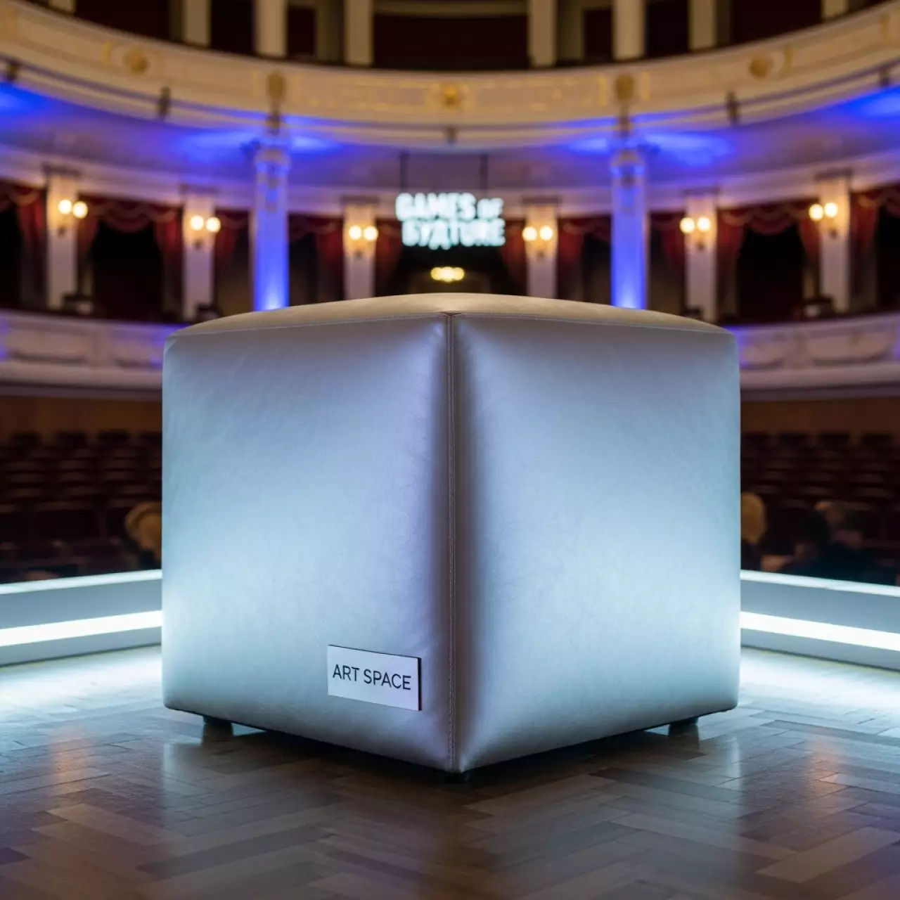 Аренда Пуф Privato silver white в Зимнем театре — ART SPACE