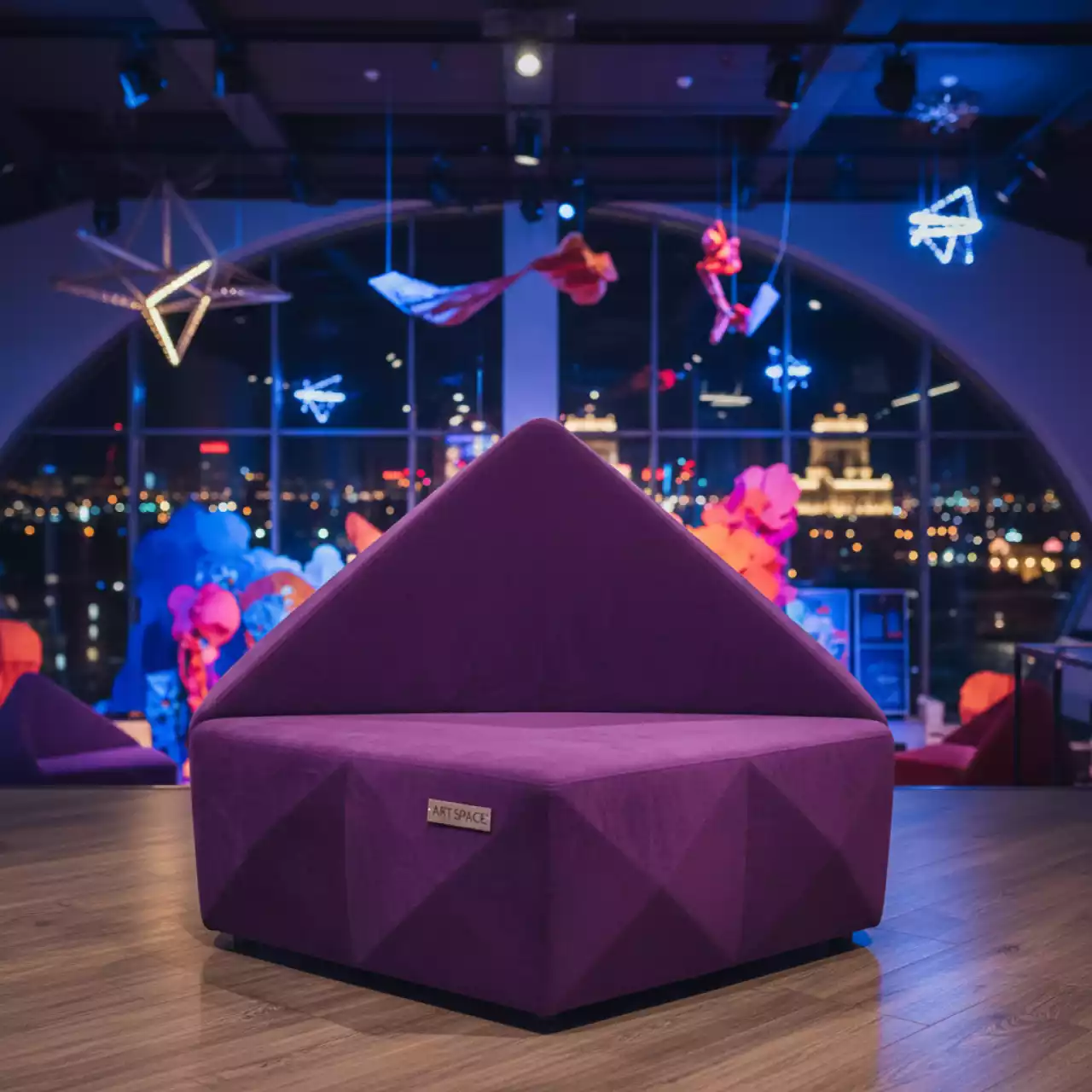 Аренда Пуф purple triangle Shape в отеле «Богатырь» — ART SPACE