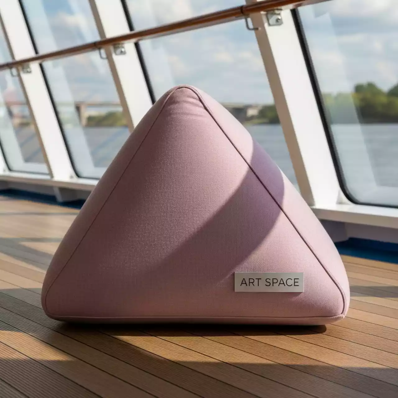 Аренда Пуф shape powdery pink triangle на теплоходе «Дагомыс» — ART SPACE