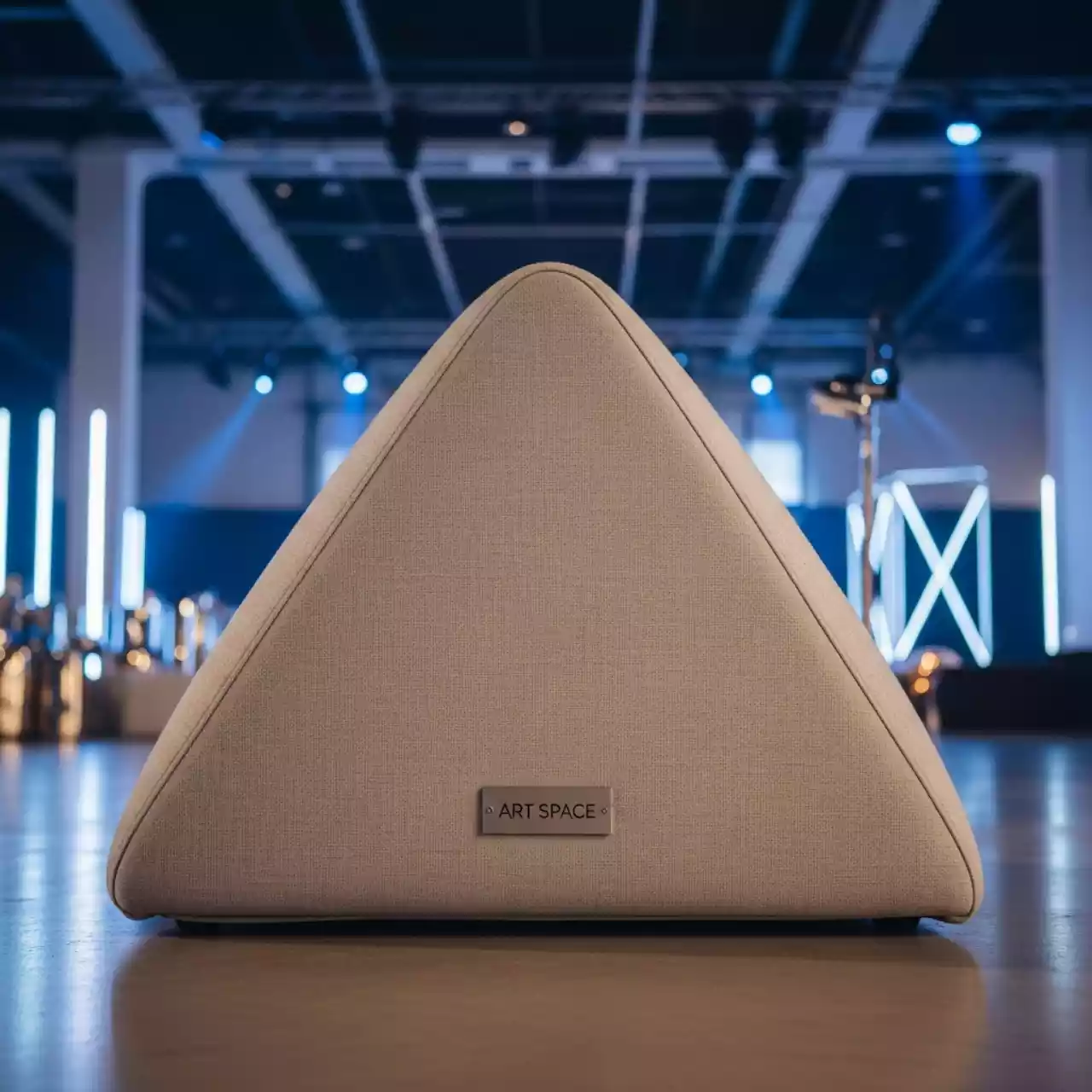 Аренда Пуф Shape треугольный бежевый в VK Stadium Sirius — ART SPACE