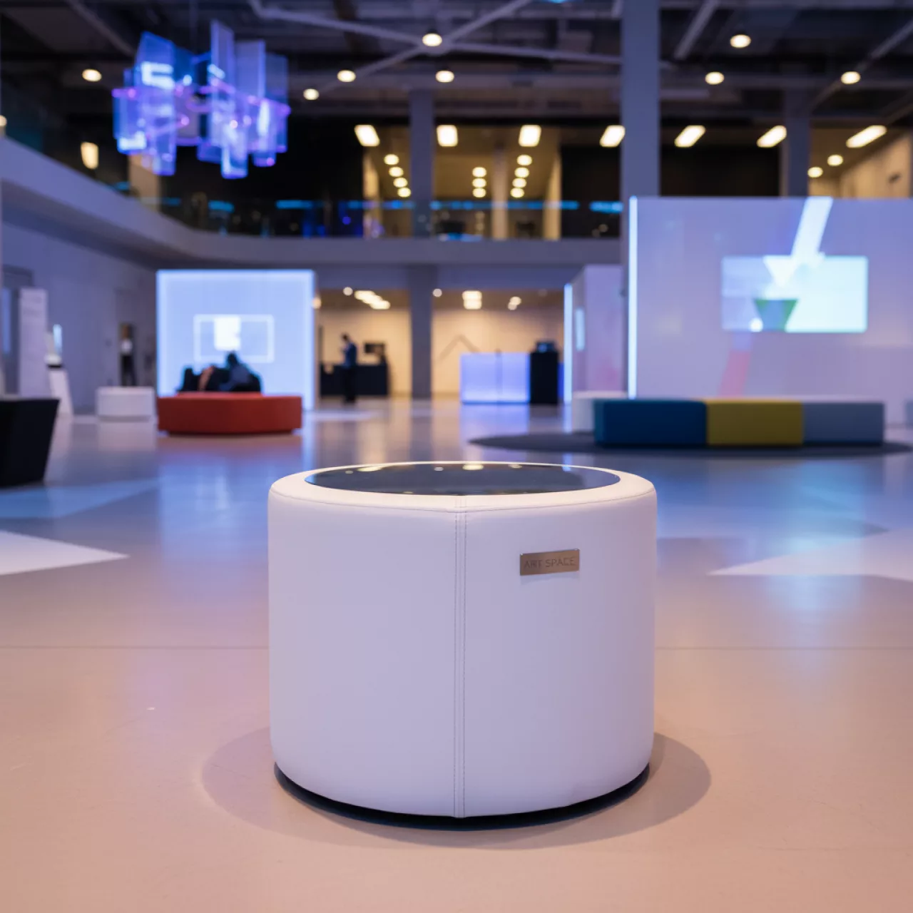 Аренда Пуф стол малый НОРМАН белый с зеркальной столешницей в Сириус Арене — ART SPACE