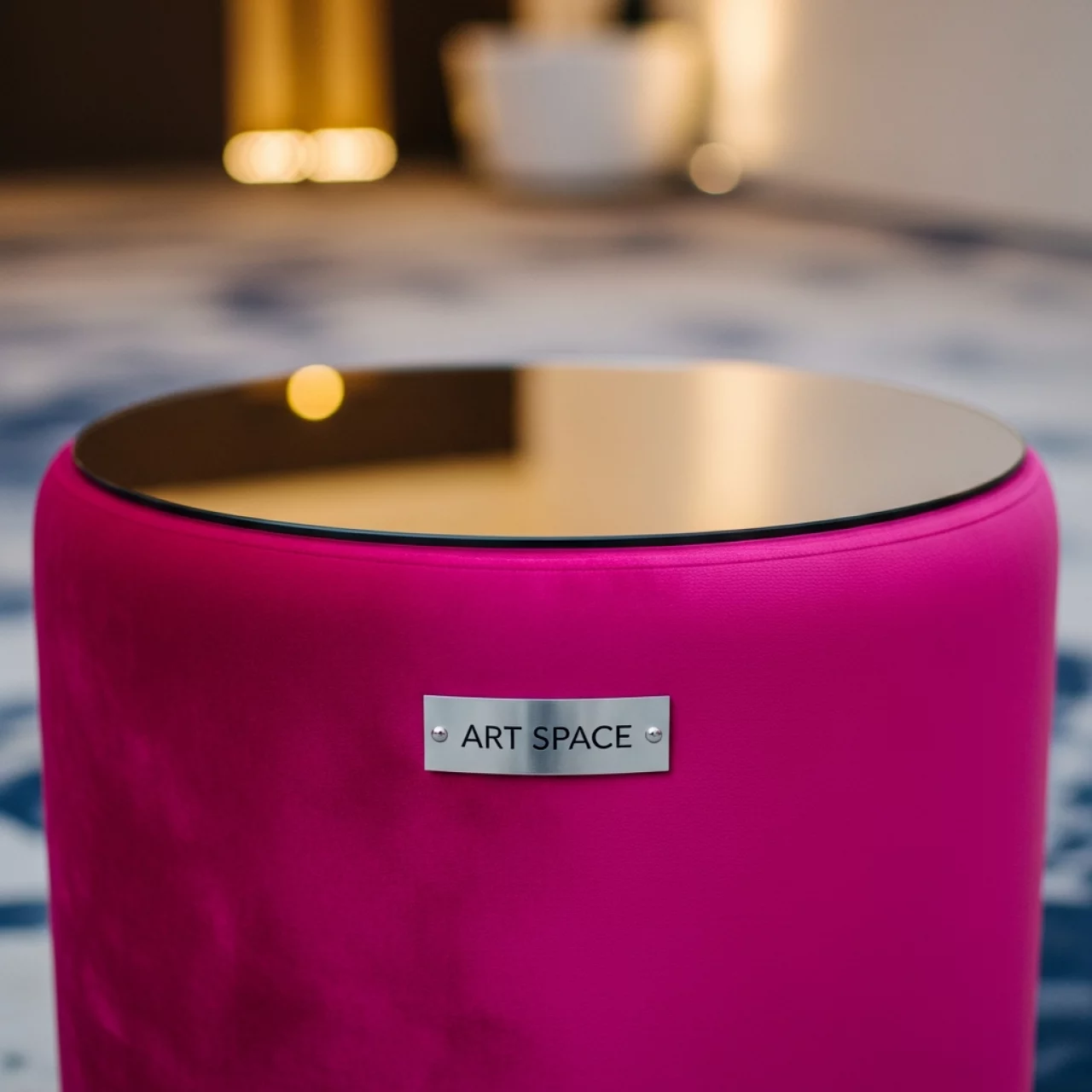 Аренда Пуф стол малый НОРМАН фуксия с зеркальной столешницей в Cosmos Sochi Hotel — ART SPACE