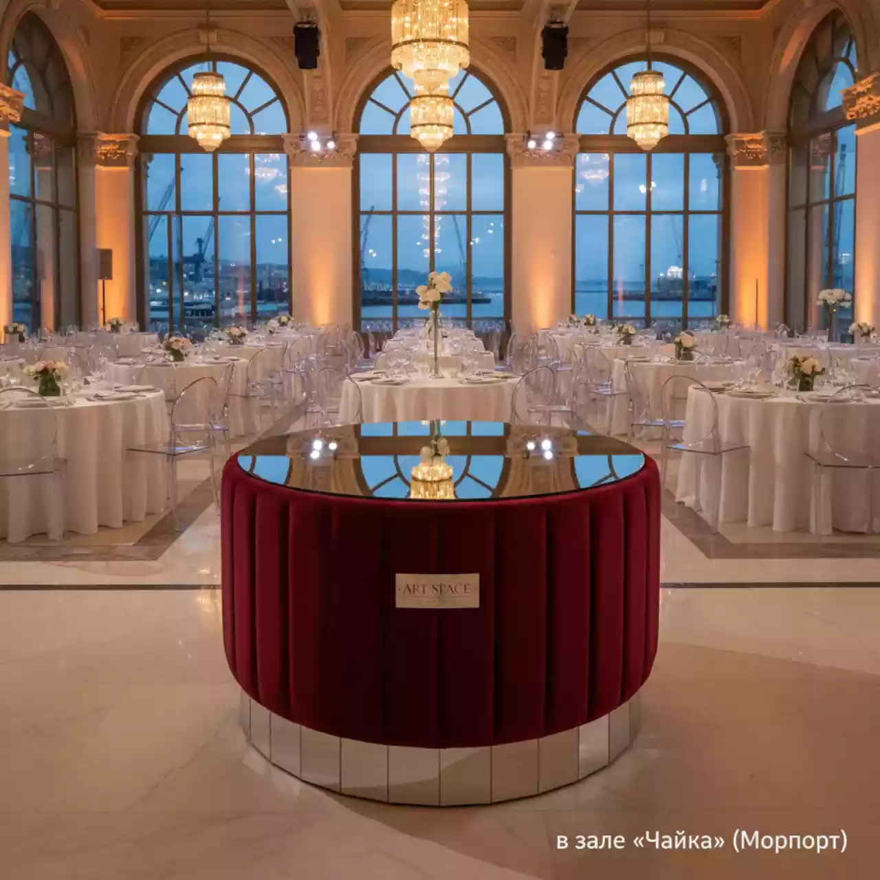 Аренда Пуф стол малый НОРМАН красный с зеркальной столешницей в зале «Чайка» (Морпорт) — ART SPACE