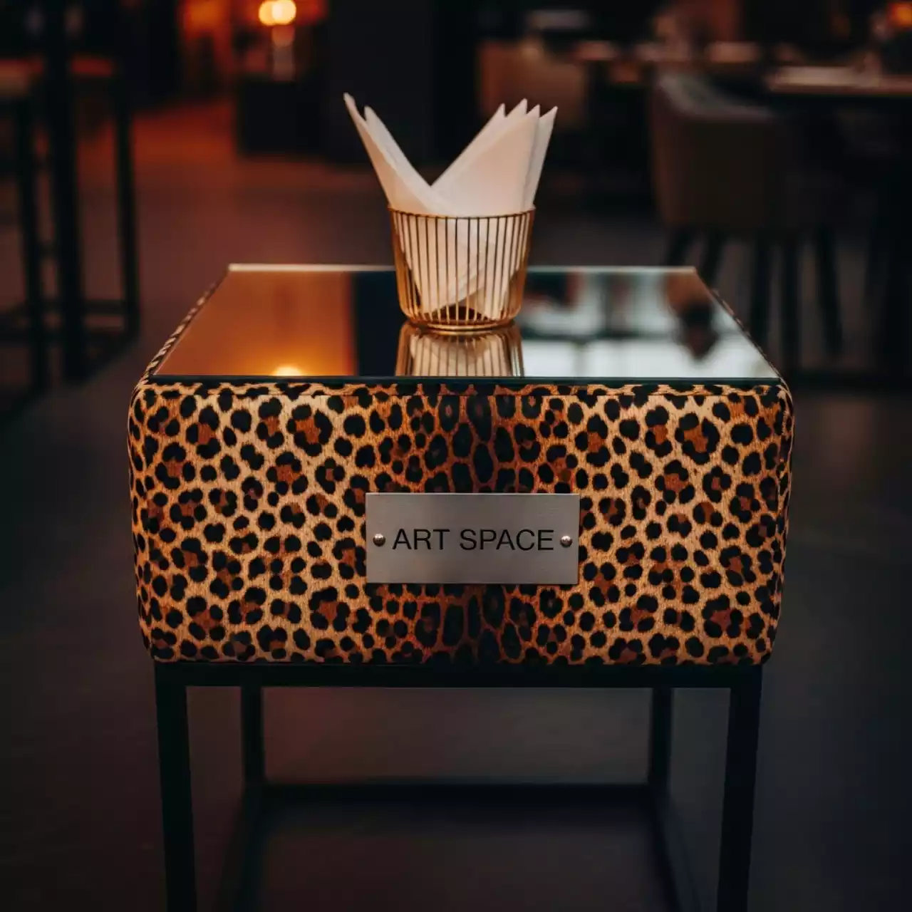 Аренда Пуф стол малый НОРМАН леопардовый с зеркальной столешницей в ресторане «Баран-Рапан» — ART SPACE