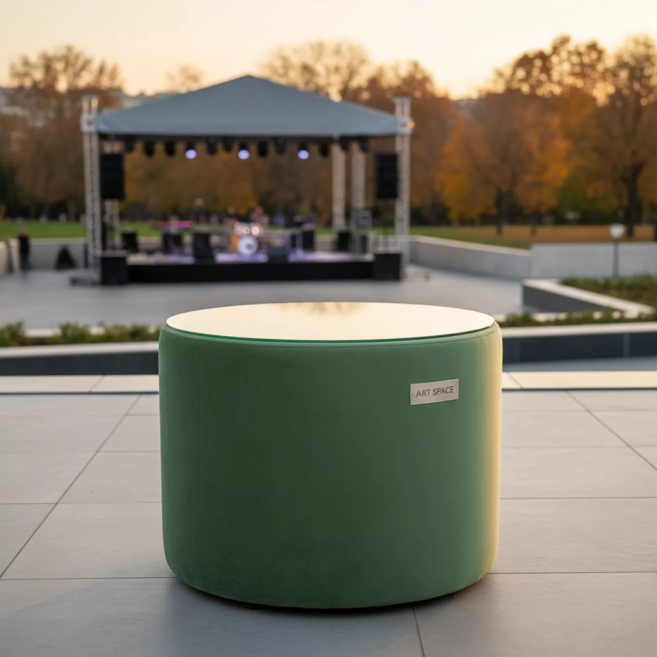 Аренда Пуф стол НОРМАН эвкалиптовый с зеркальной столешницей в City Park Hotel Sochi — ART SPACE