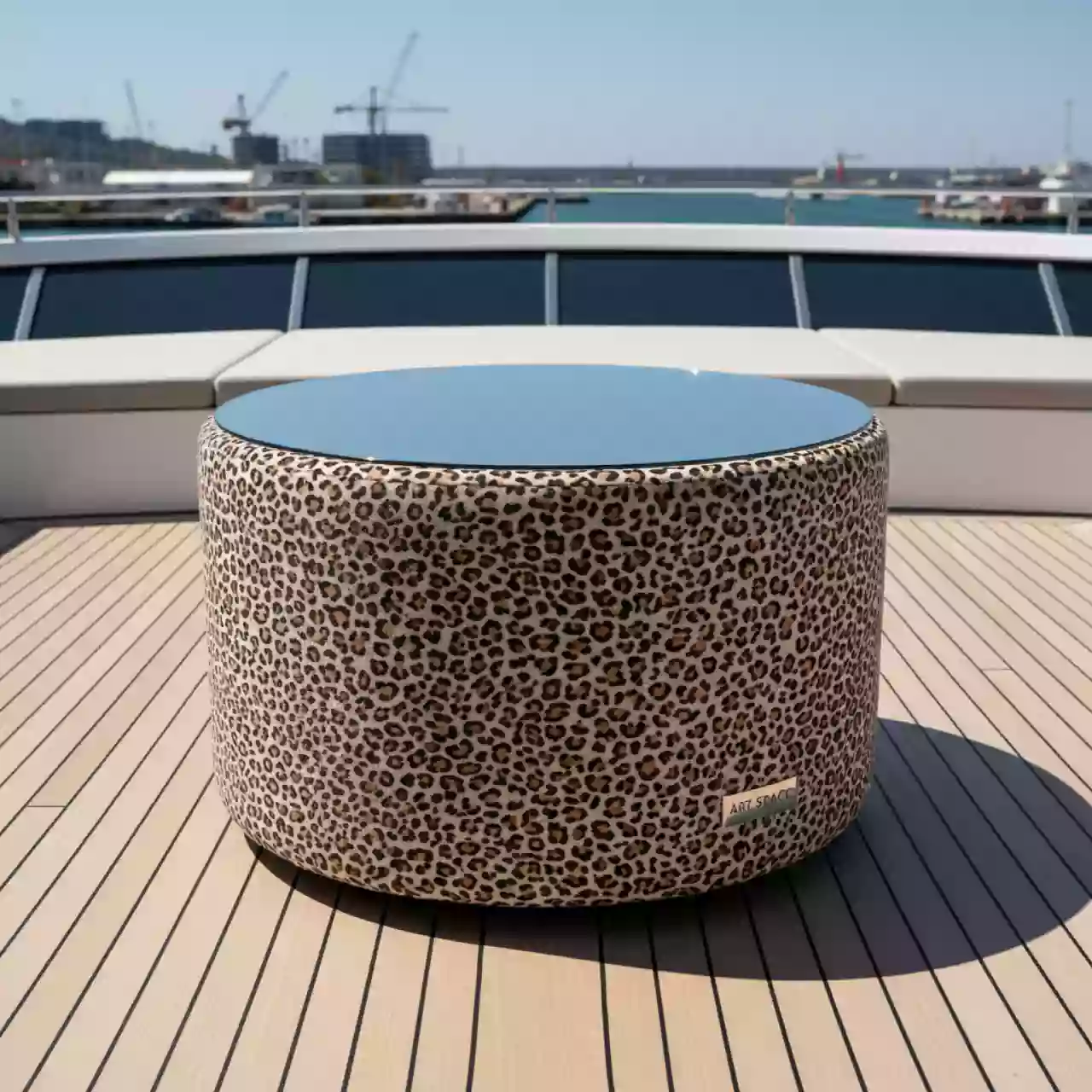 Аренда Пуф стол НОРМАН леопардовый с зеркальной столешницей на VIP-яхте (Имеретинский порт) — ART SPACE