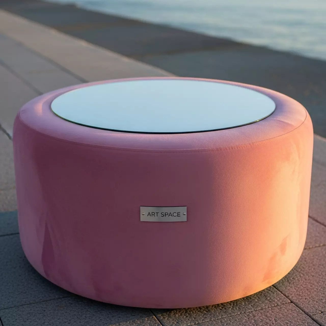 Аренда Пуф стол НОРМАН розовый с зеркальной столешницей на Имеретинской набережной — ART SPACE