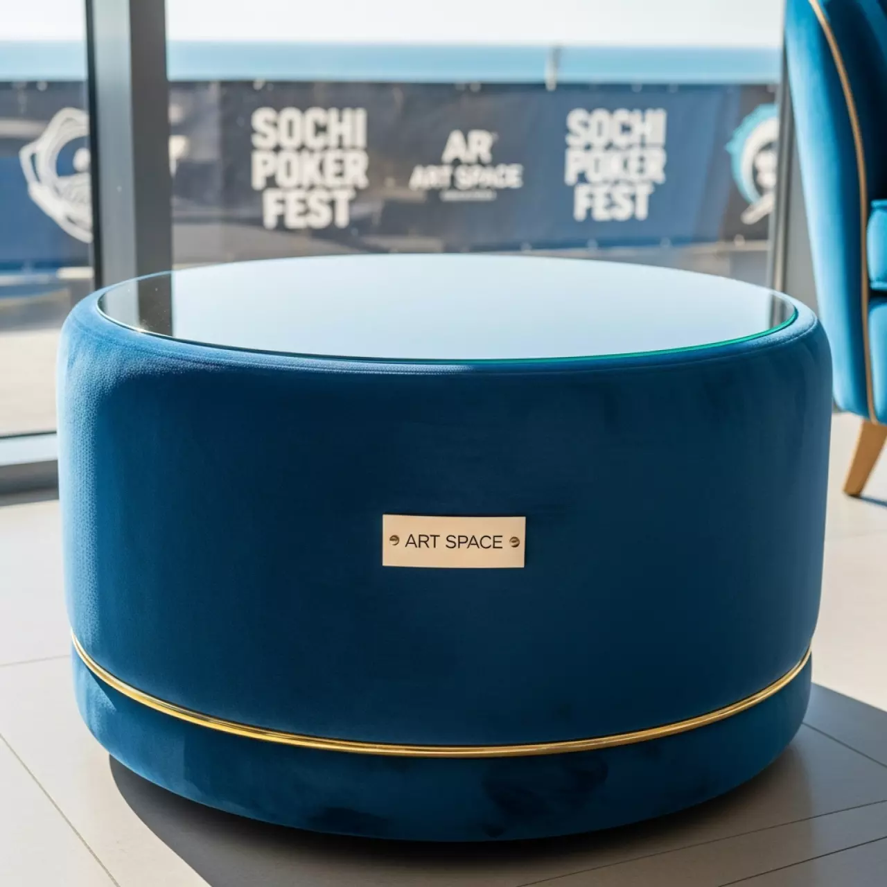 Аренда Пуф стол Шолль с зеркальной столешницей в банкетном зале «Дельфин» — ART SPACE