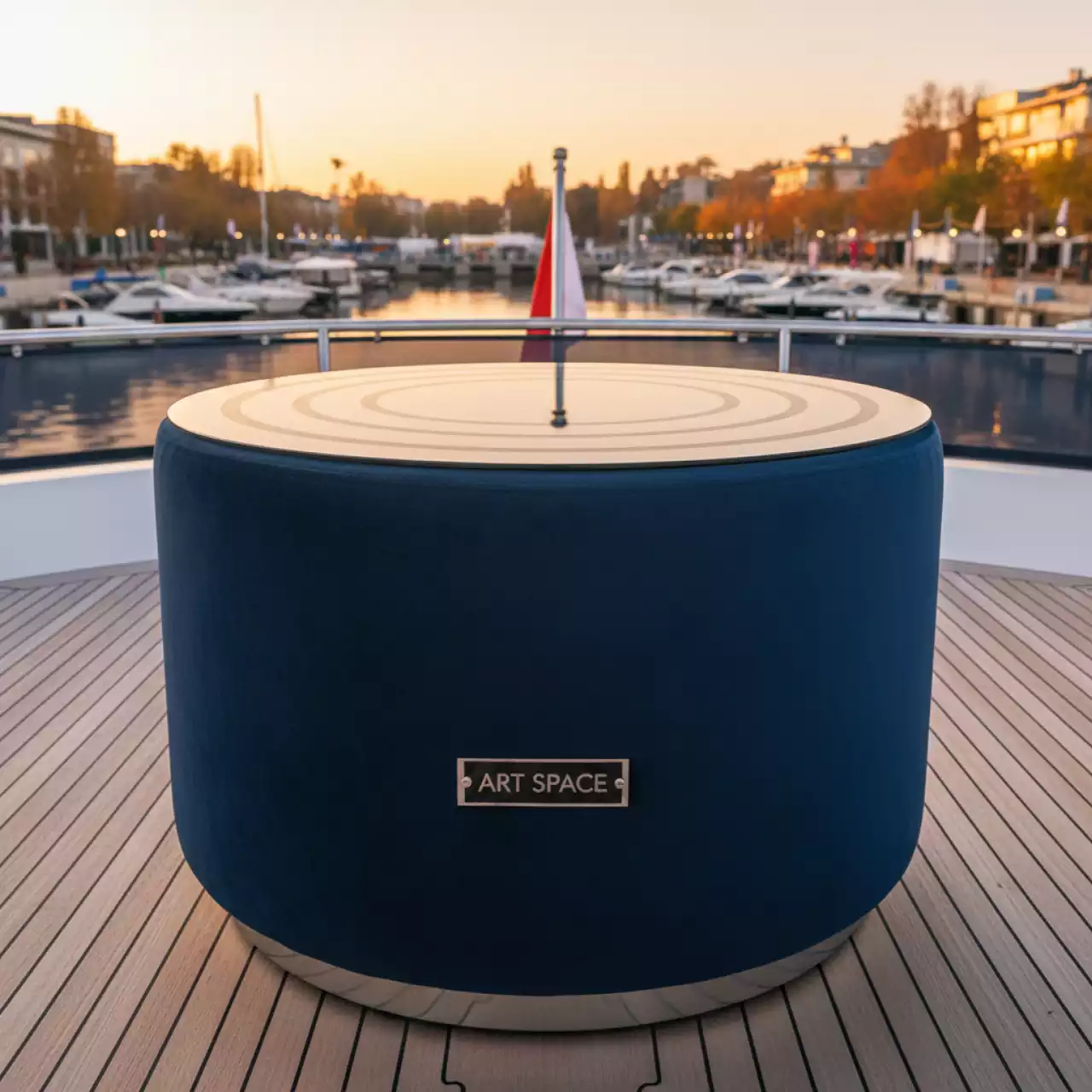 Аренда Пуф стол средний НОРМАН синий с зеркальной столешницей на VIP-яхте (Имеретинский порт) — ART SPACE