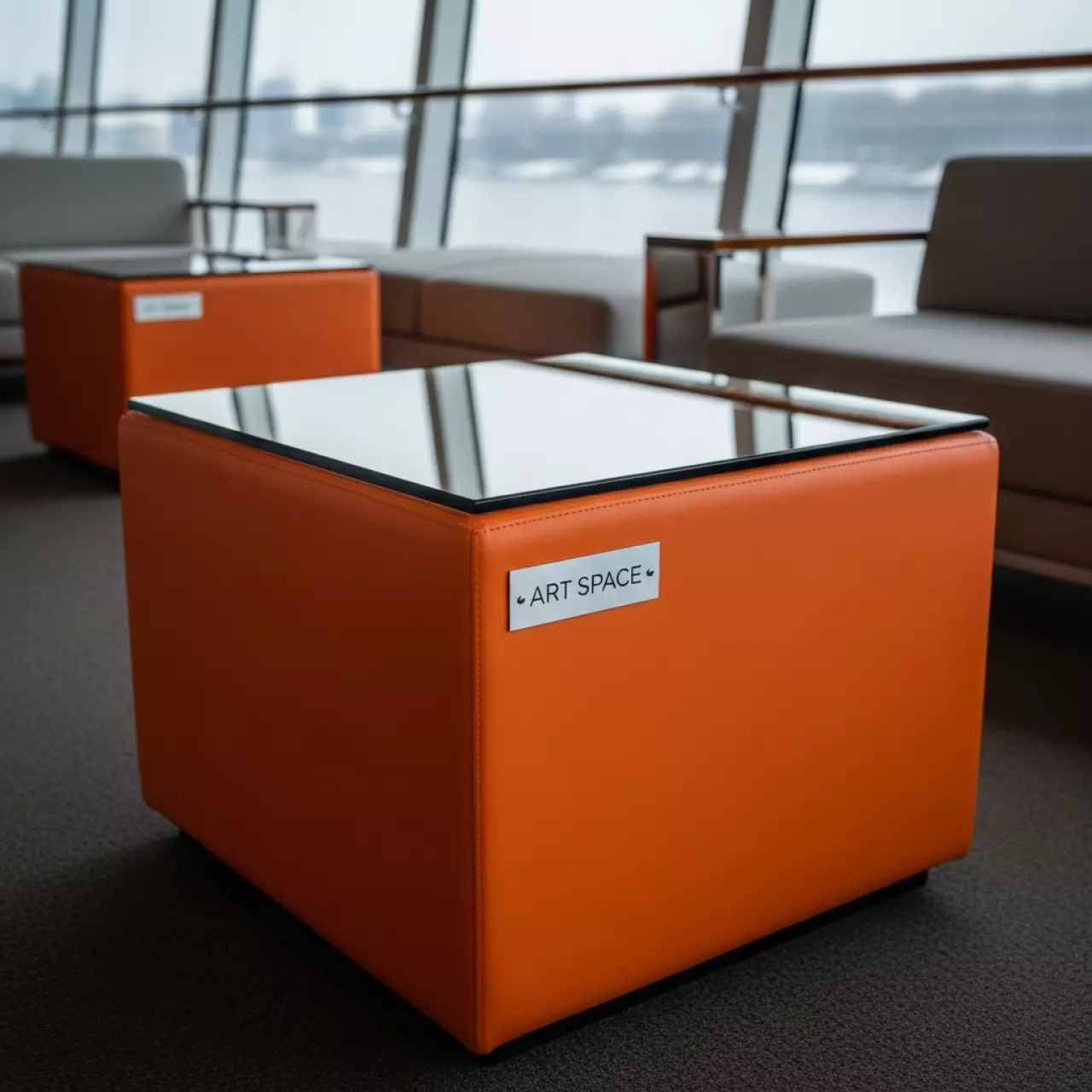 Аренда Пуф стол средний НОРМАН тыквенный с зеркальной столешницей на теплоходе «Дагомыс» — ART SPACE