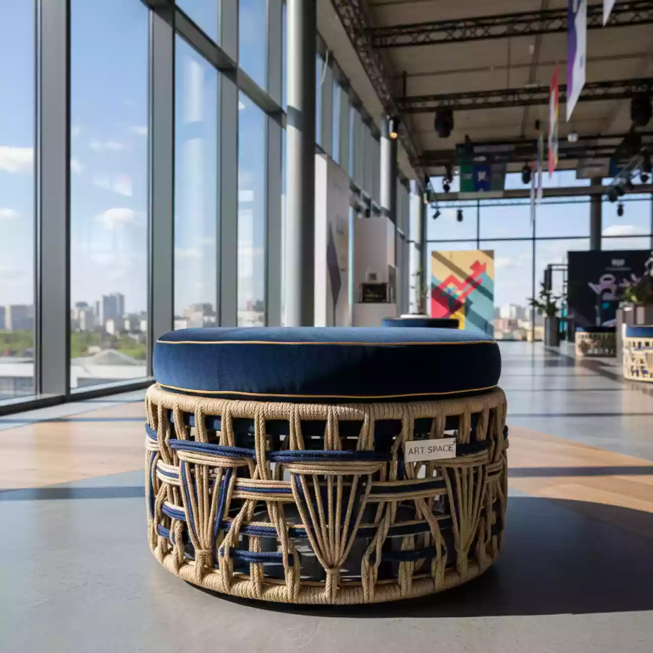 Аренда Пуф столик плетеный с подушкой Daisy Rope в Panorama by Mercure — ART SPACE