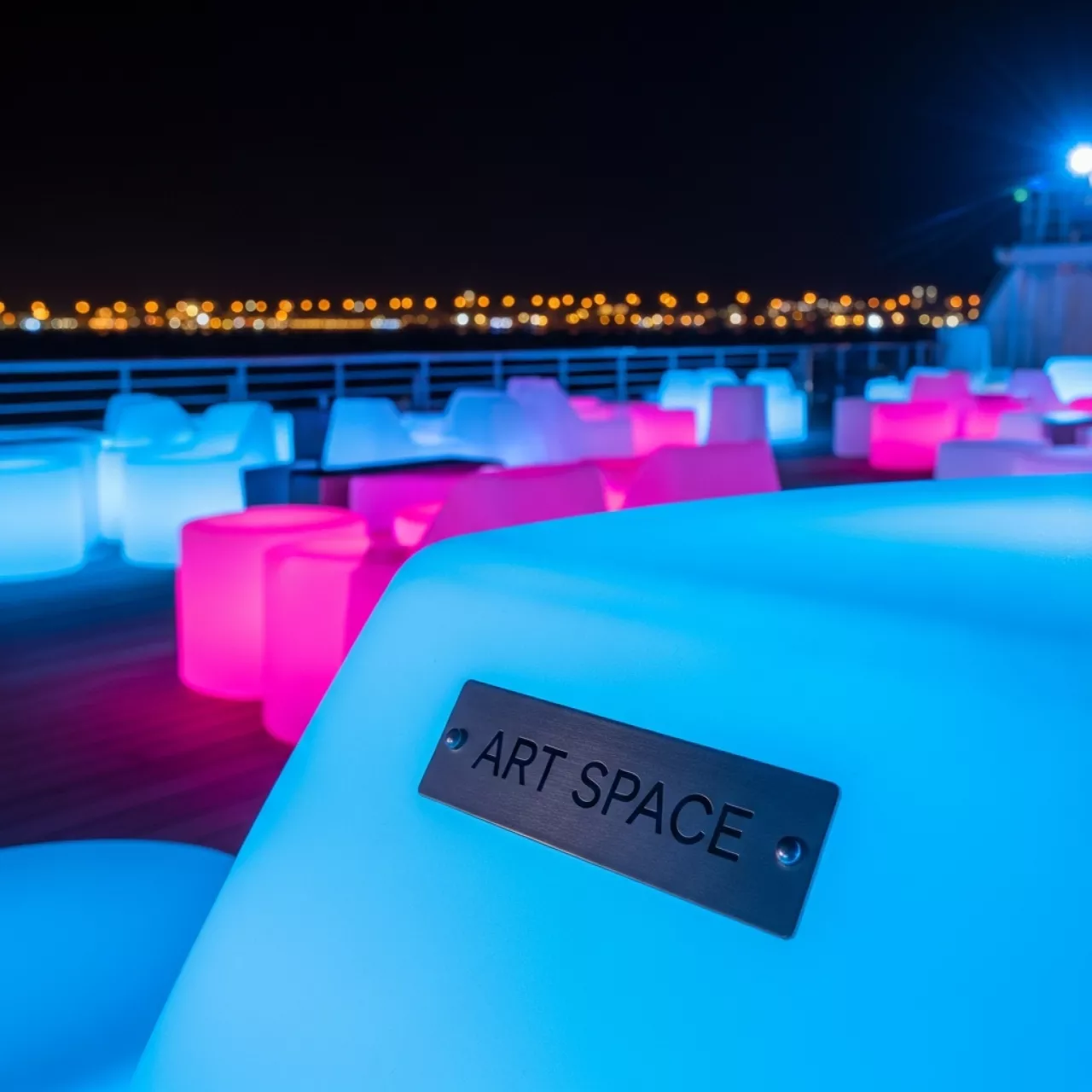 Аренда Пуф светящийся на теплоходе «Дагомыс» — ART SPACE