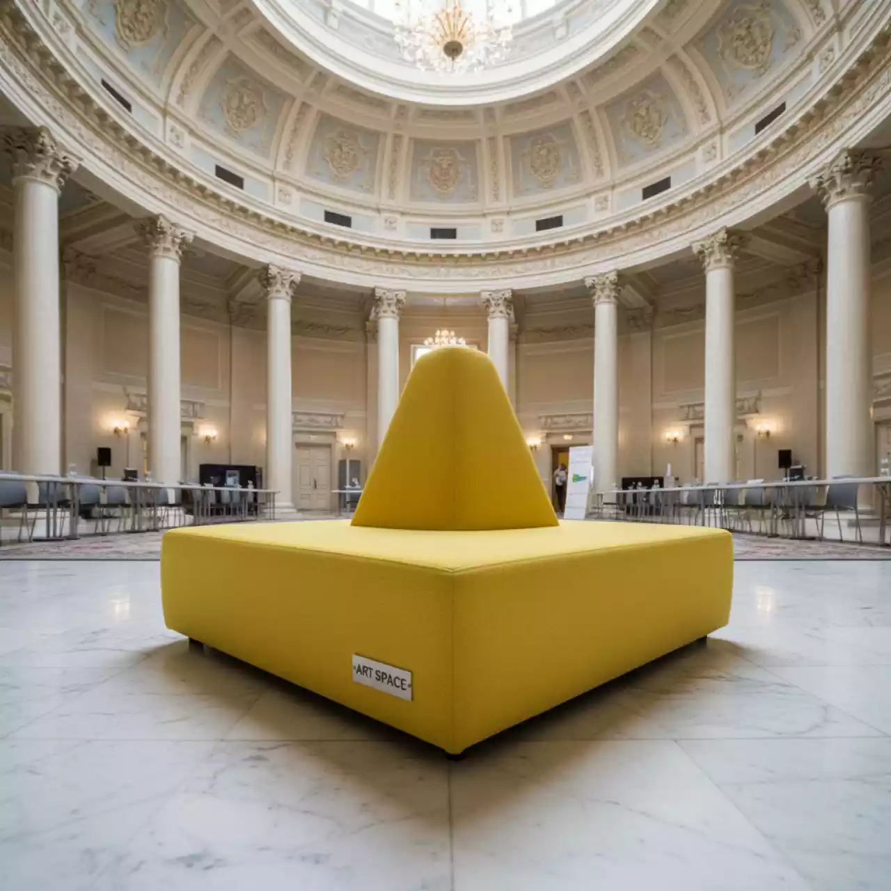 Аренда Пуф yellow triangle Shape в Зимнем театре — ART SPACE