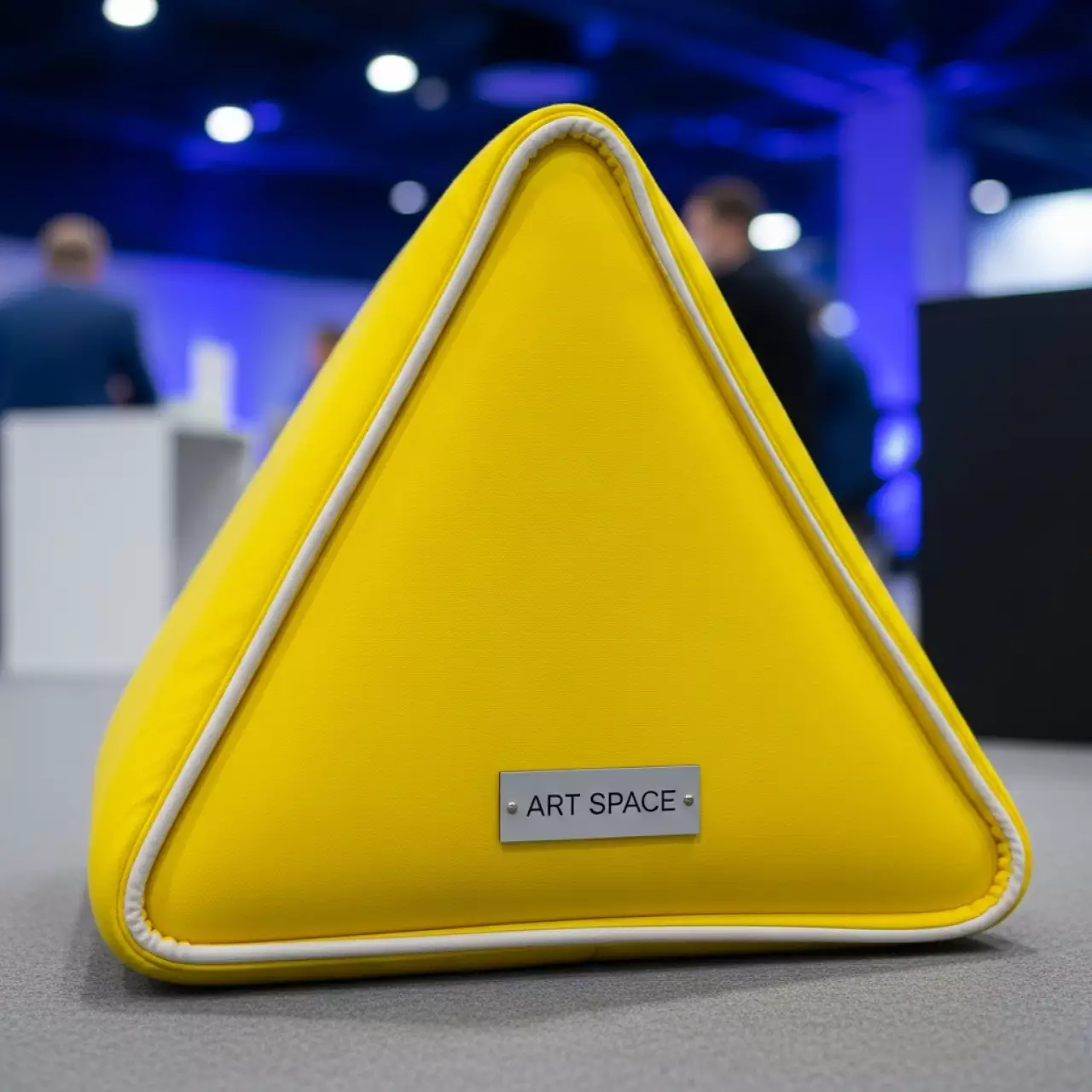 Аренда Пуфик SHAPE YELLOW TRIANGLE в зале «Чайка» (Морпорт) — ART SPACE