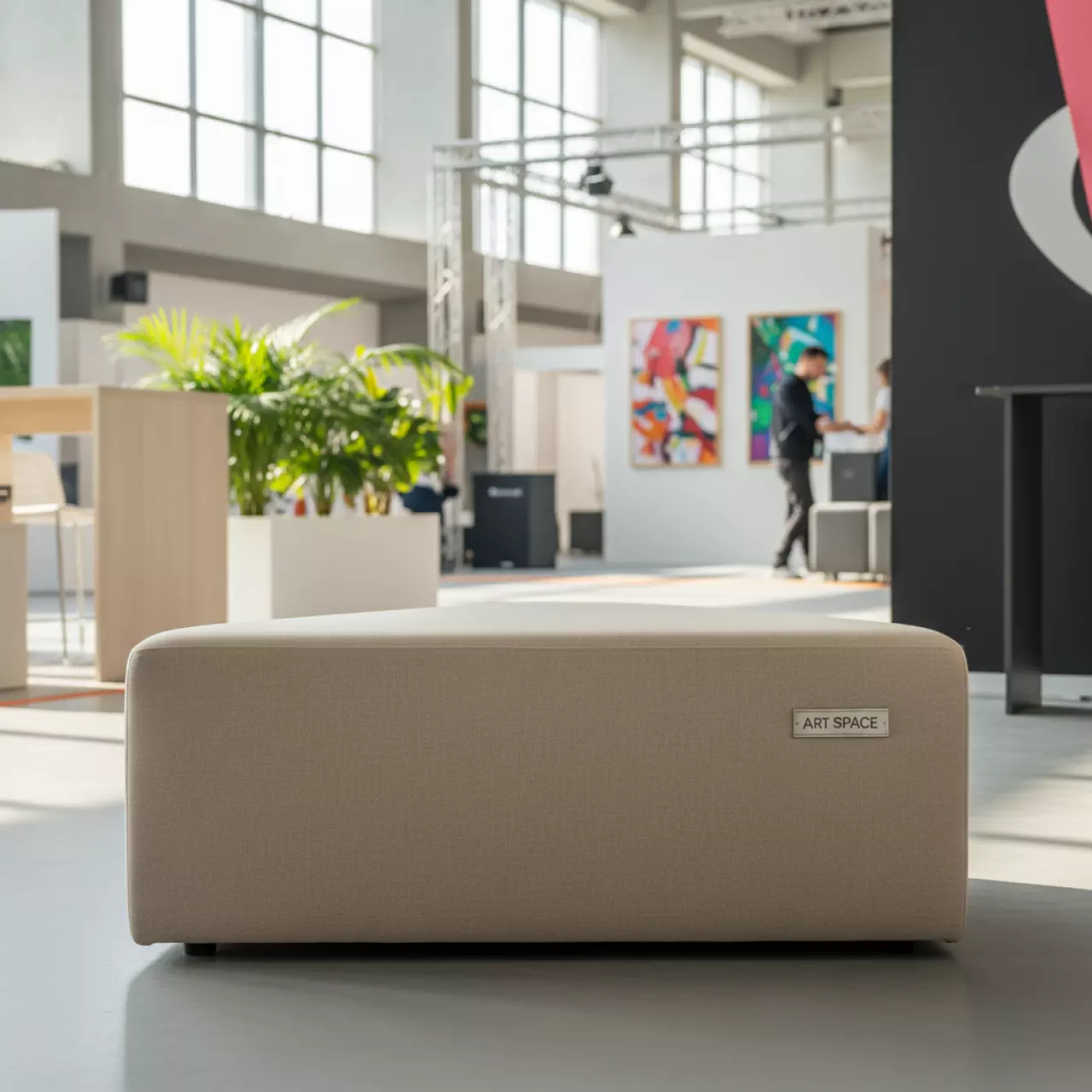 Аренда Пуфик треугольный бежевый в Университете «Сириус» — ART SPACE