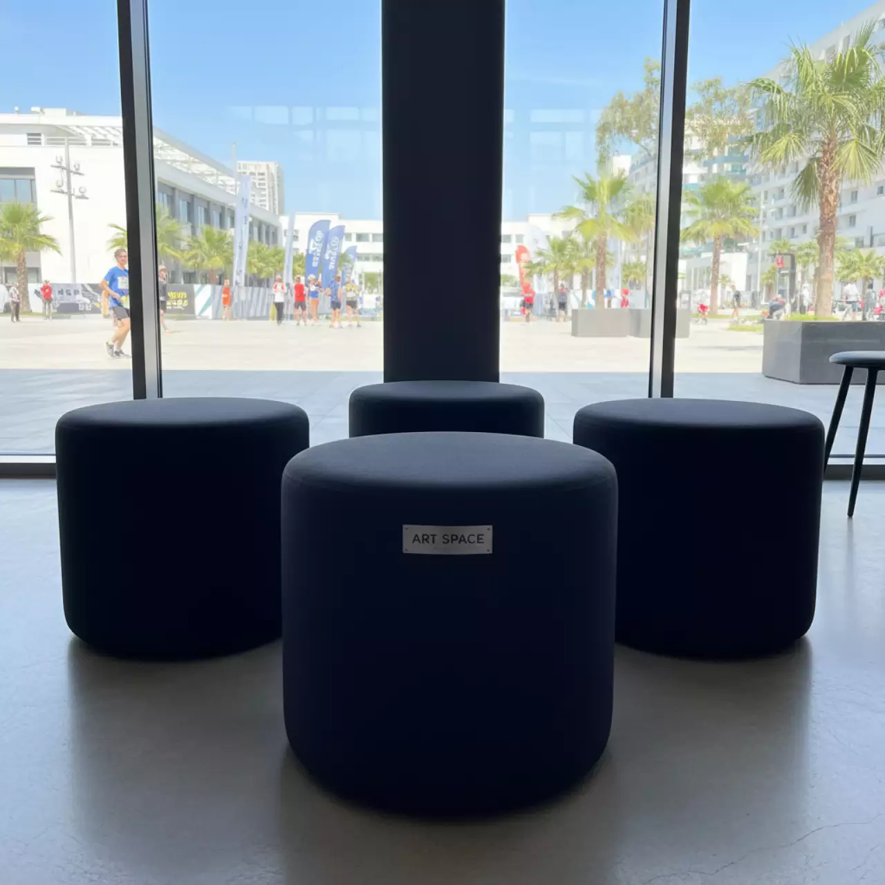 Аренда Пуфы столы НОРМАН черные набор из 3 в Сочи Парк Отеле — ART SPACE