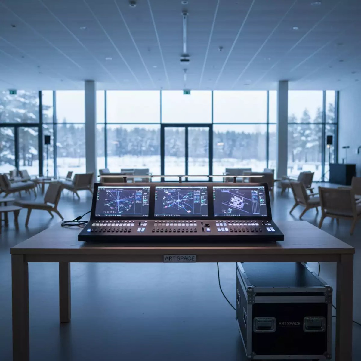 Аренда Пульт световой Flying Pig System Hog 4 в пляжном комплексе VinoGrad — ART SPACE