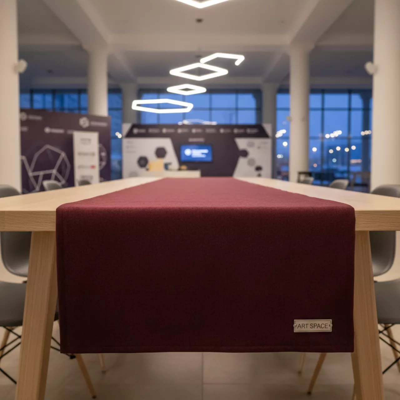 Аренда Раннер бордо 28х214 см на территории Морпорта Сочи — ART SPACE