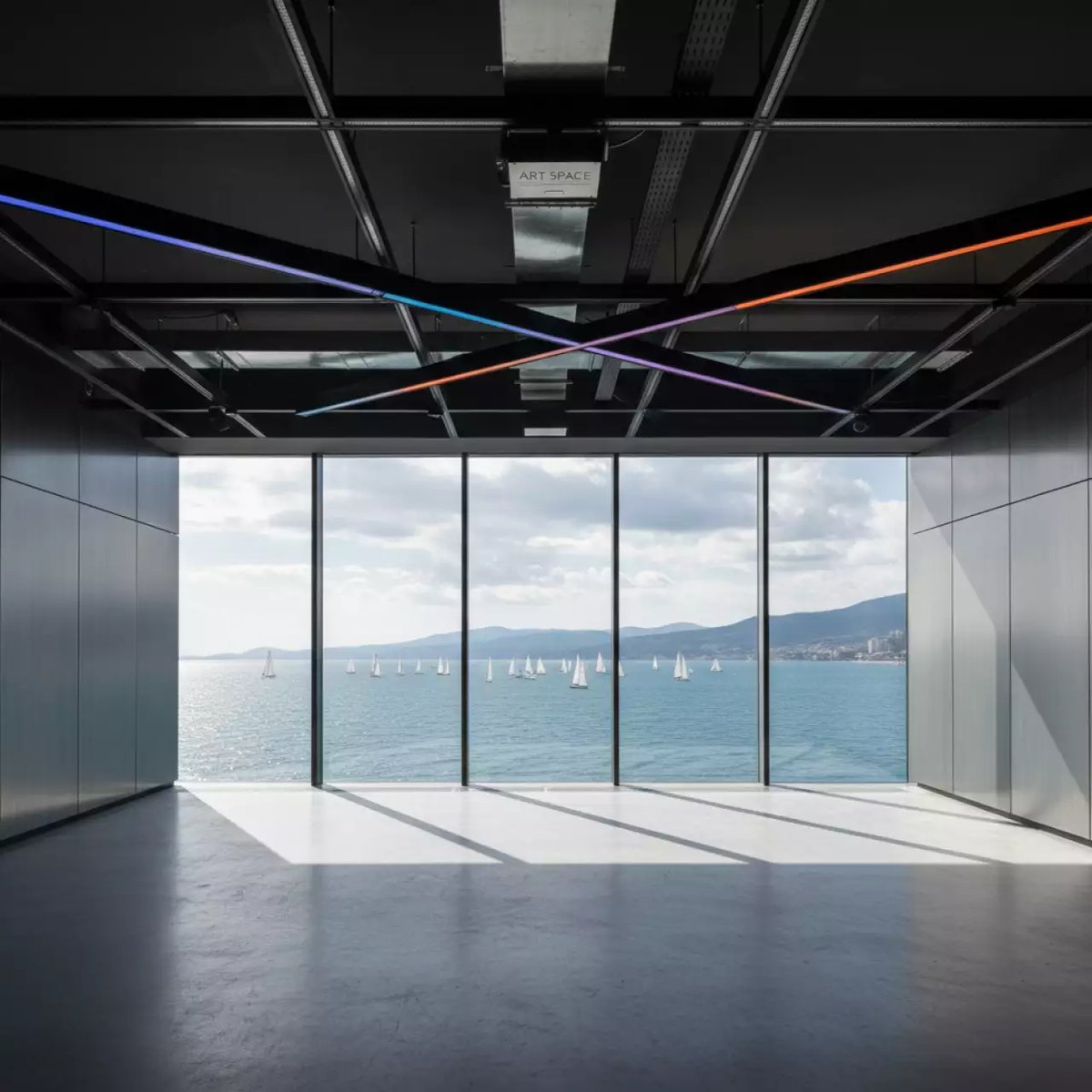 Аренда Рельсовая система комбинированная Алма Базис 3000х1200 1500х1200 мм на парусной регате (Сочи) — ART SPACE