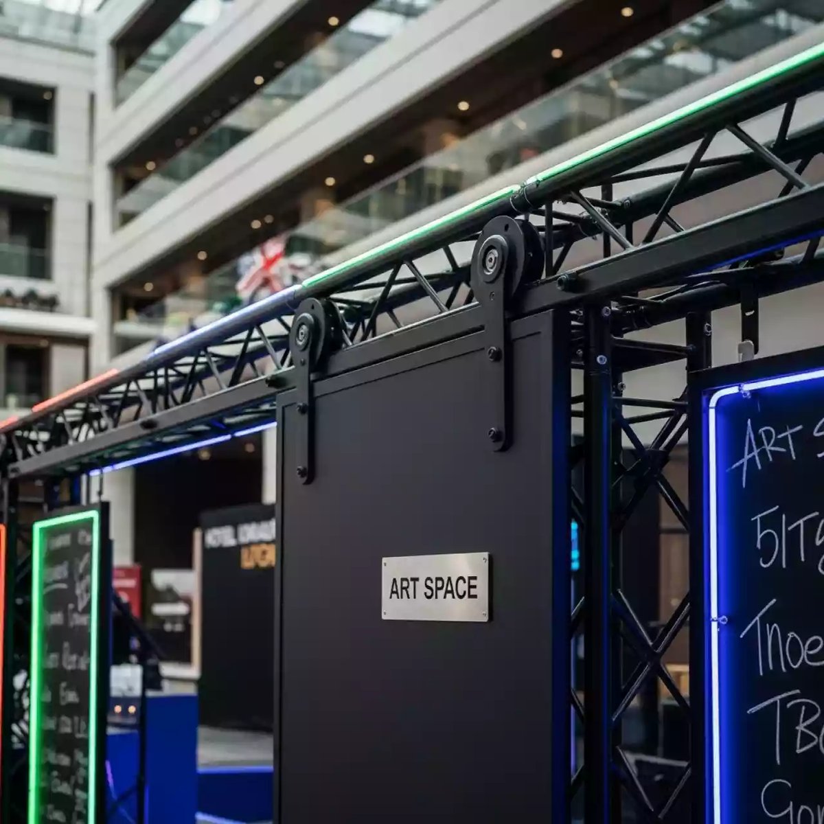 Аренда Рельсовая система PolyGlide Slide МОНО 2 для ЖК и ИД 65 75 КР 170 Р мел Н мел в отеле «Звездный» — ART SPACE