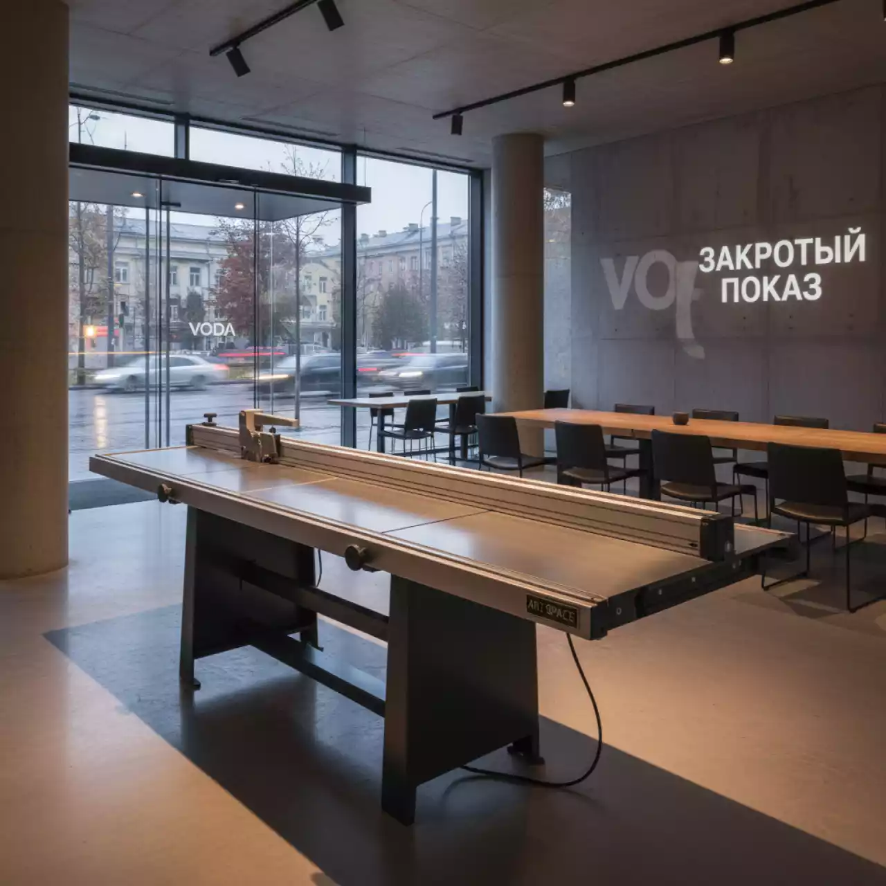 Аренда Резак для бумаги KeenCut Evolution 3 FreeHand 1,6 м в ресторане «Voda» — ART SPACE