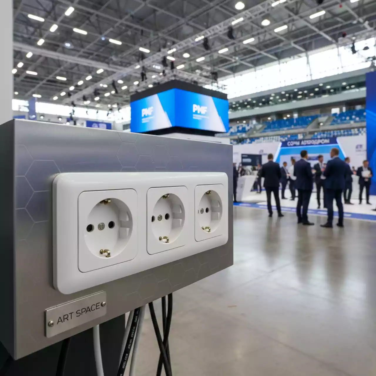 Аренда Розетка тройная с заземлением белая Schneider Electric Бланка на Сочи Автодроме — ART SPACE