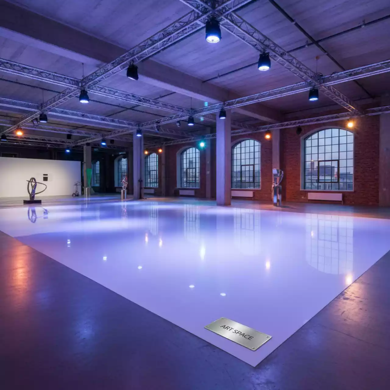 Аренда Рулонная пленка Saviar с черным клеем 100 мкм белая глянцевая в Керлинговом центре «Ледяной куб» — ART SPACE