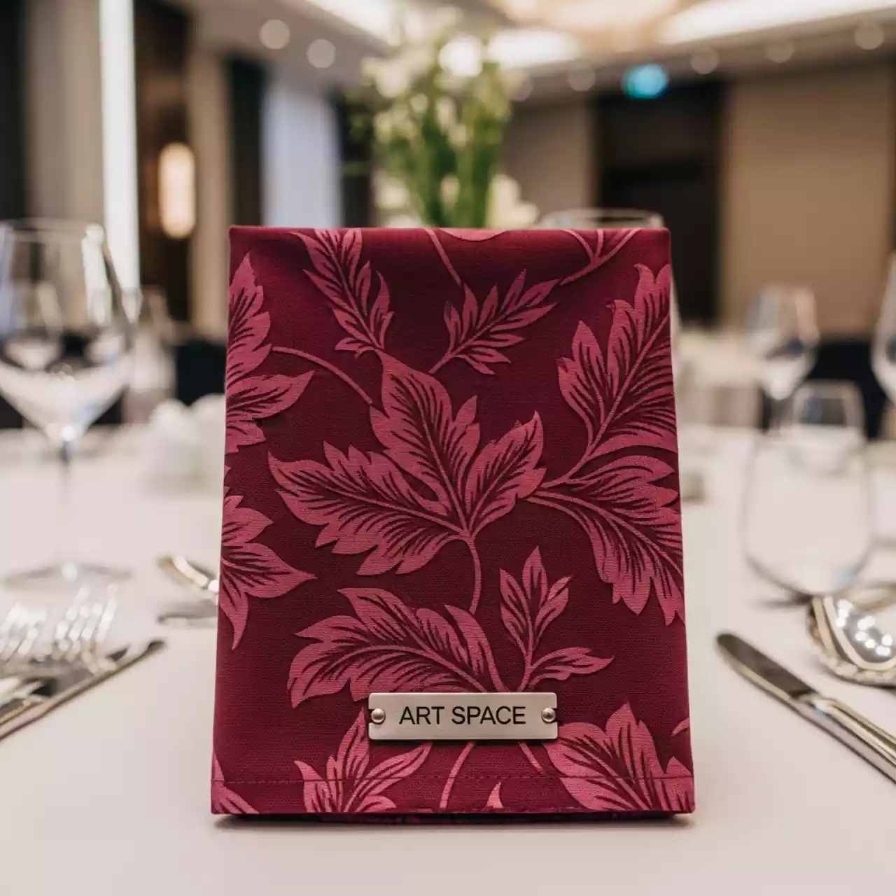 Аренда Салфетки бордовые орнамент "Лист лилии" 40х40 см в отеле «Звездный» — ART SPACE