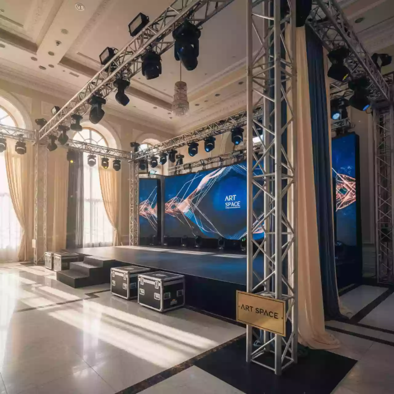 Аренда Сцена 10х8 с фермовой конструкцией под экран в комплексе Sea Galaxy — ART SPACE