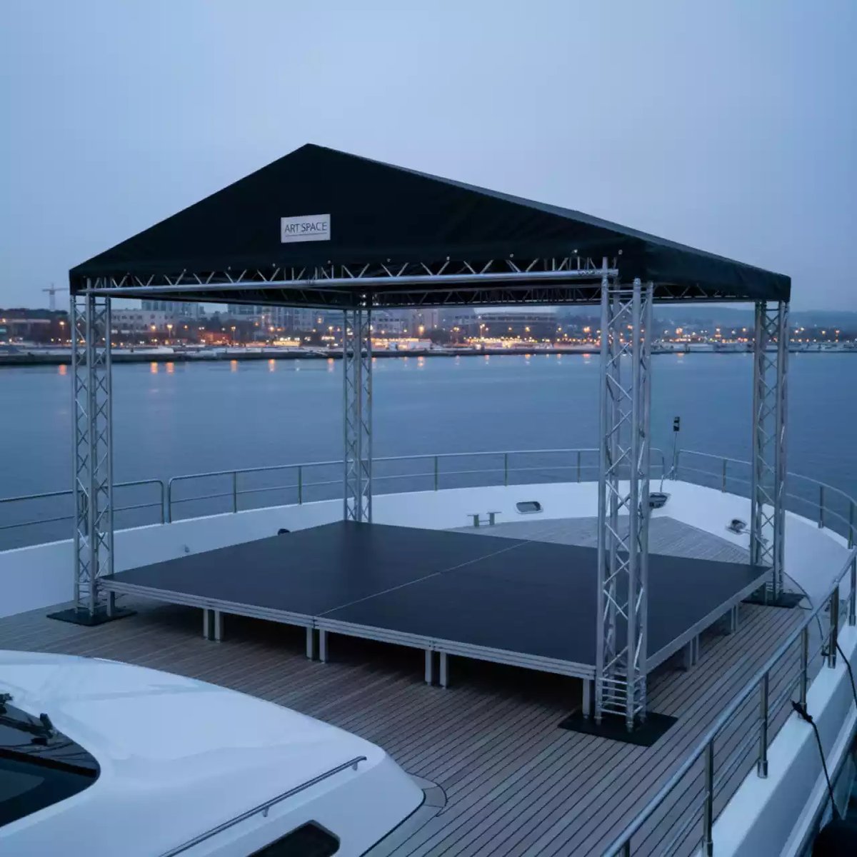 Аренда Сцена 3х4 с двускатной крышей на VIP-яхте (Имеретинский порт) — ART SPACE