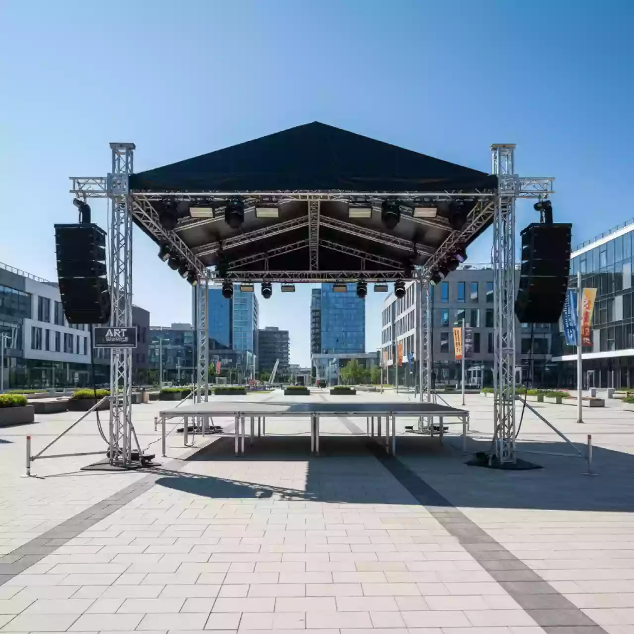 Аренда Сцена 6х8 м звуковое и световое оборудование на Медальной площади — ART SPACE