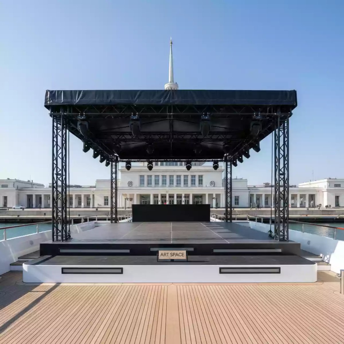 Аренда Сцена 8х6 м с крышей на VIP теплоходе (Морпорт Сочи) — ART SPACE