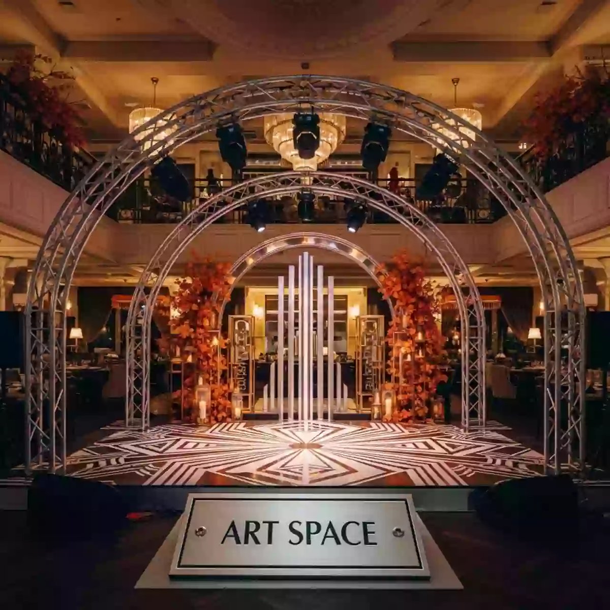 Аренда Сцена арочная 8х10 металлик в ресторане «Магеллан» — ART SPACE
