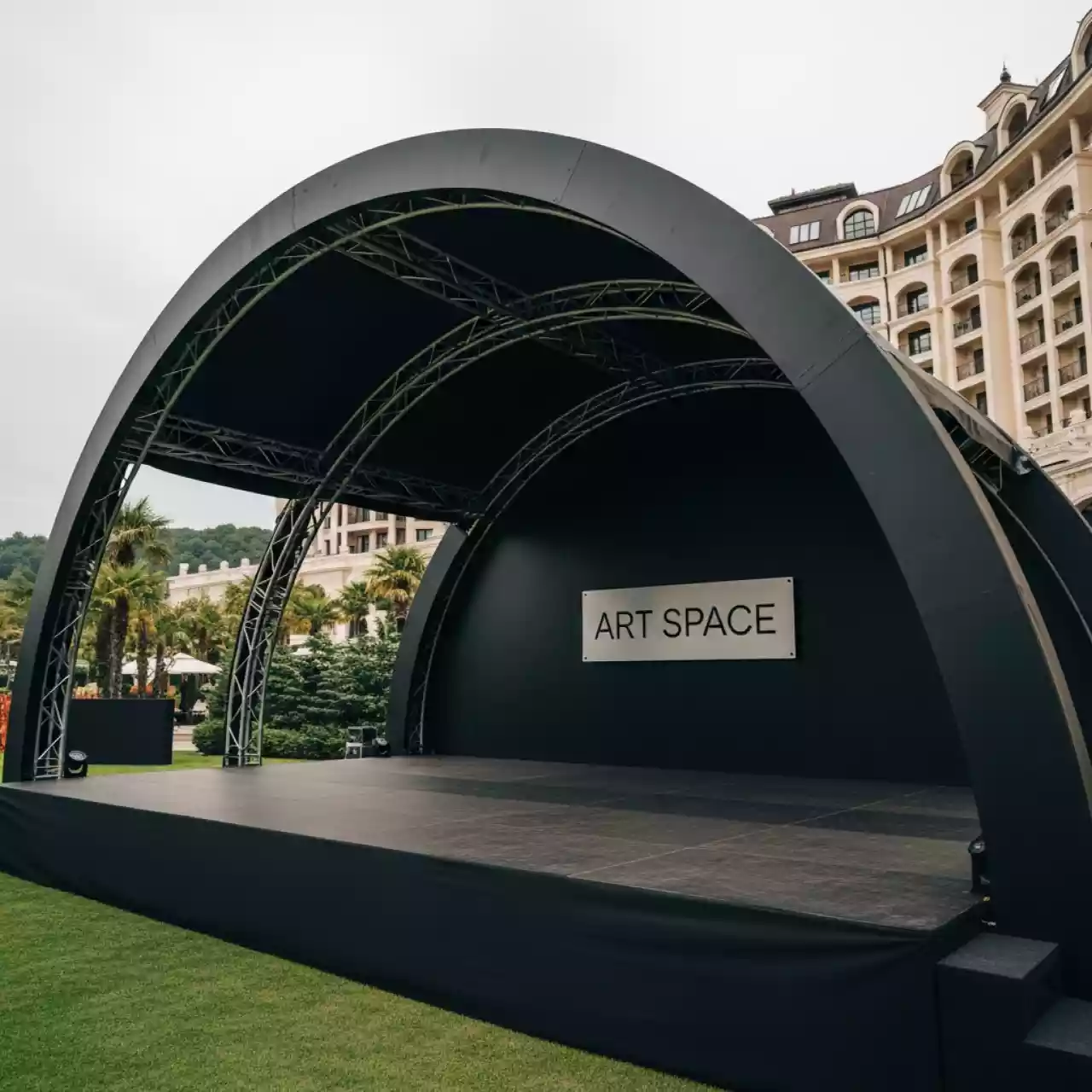 Аренда Сцена арочная 8х6 черная в Sochi Marriott Krasnaya Polyana — ART SPACE