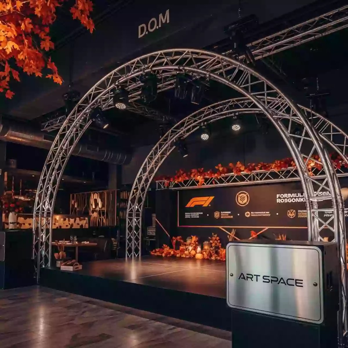 Аренда Сцена арочная 8х6 металлик в ресторане «D.O.M» — ART SPACE