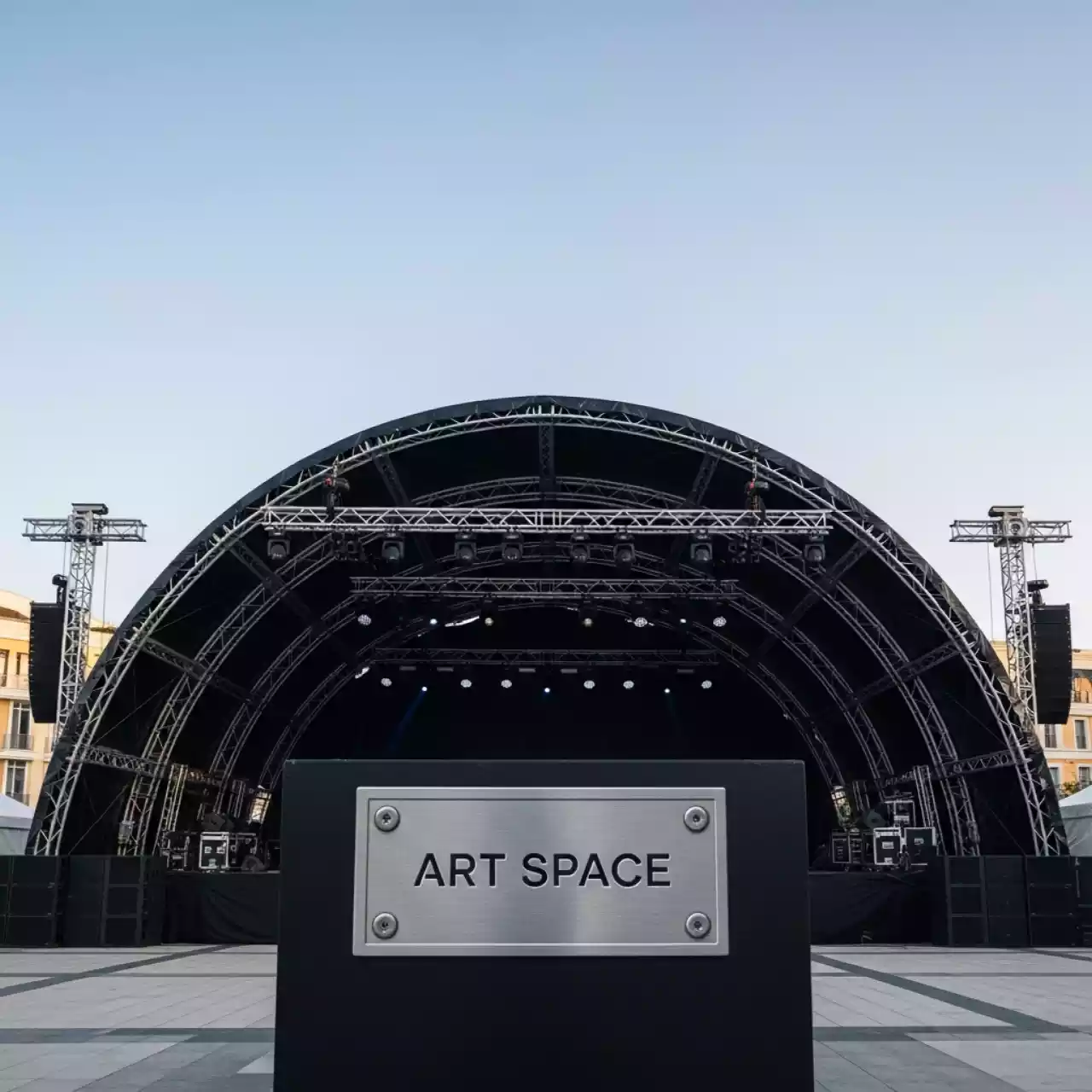 Аренда Сцена арочная черная 12х10 м в Courtyard by Marriott Sochi — ART SPACE