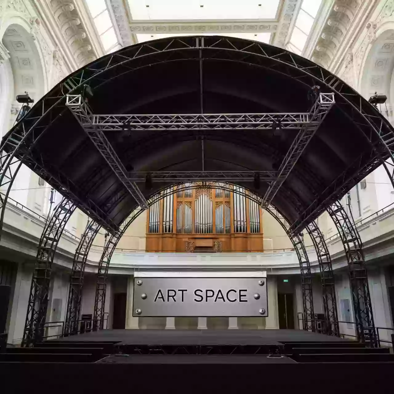 Аренда Сцена арочная черная 16х12 м в Зале органной и камерной музыки — ART SPACE